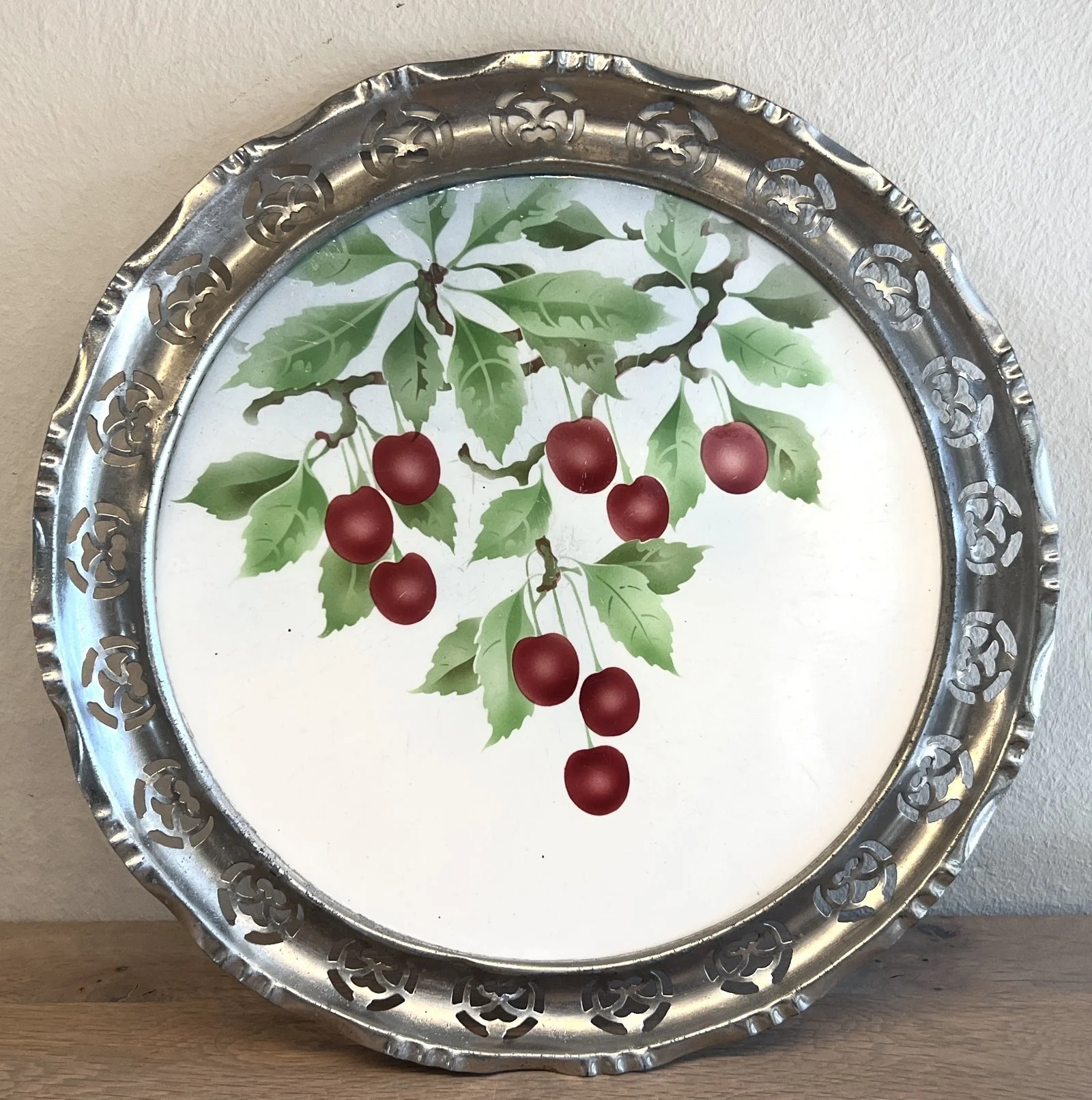 Serveerplateau met opengewerkte chrome rand – aardewerk binnenplateau met spuitdecor van kersendecoratie