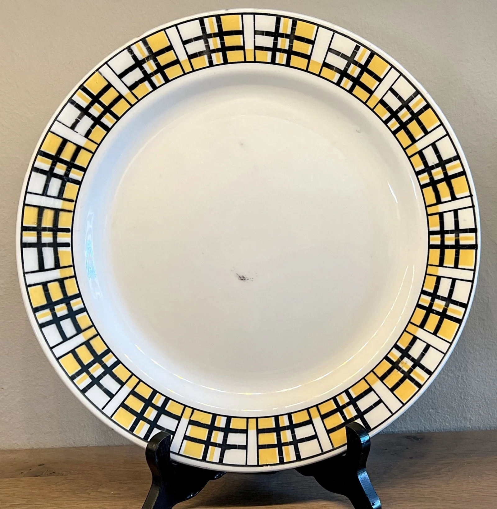 Bord / Schaal – groter rond model – Boch – décor met een geel/wit/zwart geruite rand Bord / Schaal – groter rond model – Boch – décor met een geel/wit/zwart geruite rand
