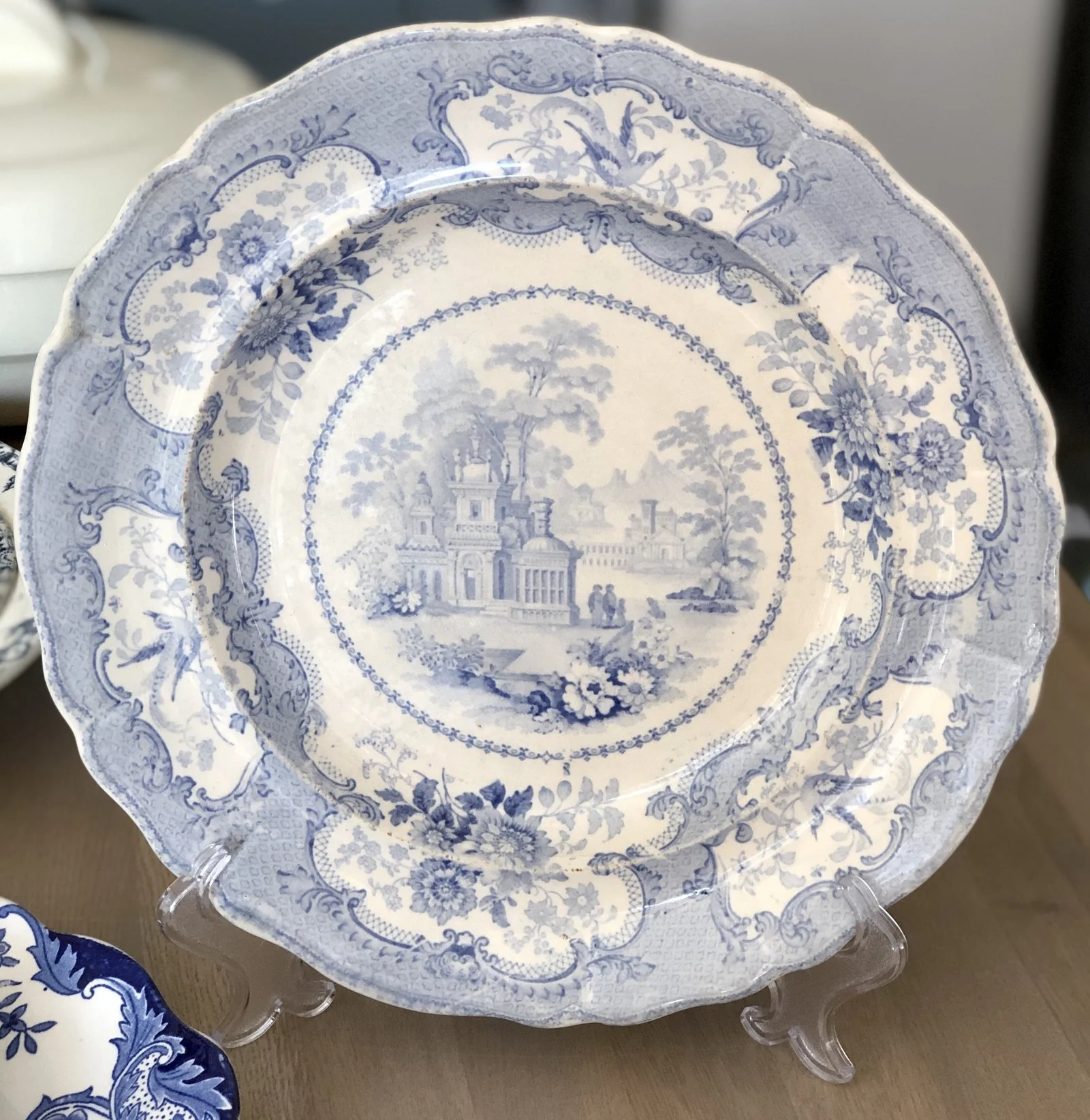 Bord – Davenport – décor van drie mensen (2 volwassenen en een kind)