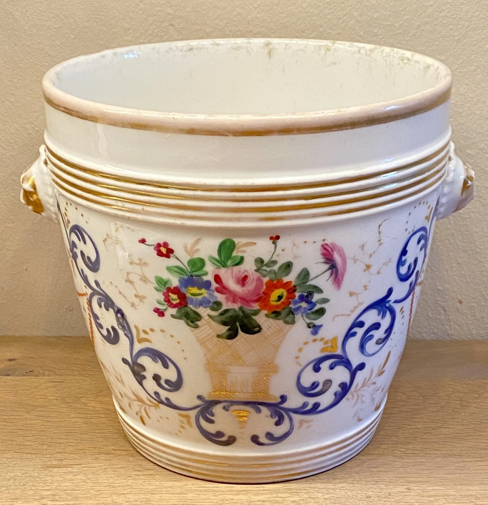 Cachepot / bloempot – porselein – handbeschilderd – décor van een mand/vaas met rozen en andere bloemen