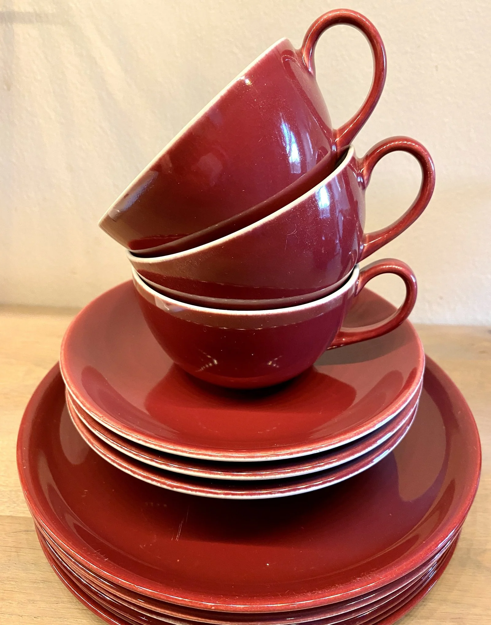 Kop en schotel – Royal Goedewaagen Potteries Gouda – bordeaux rood met licht groenige binnen