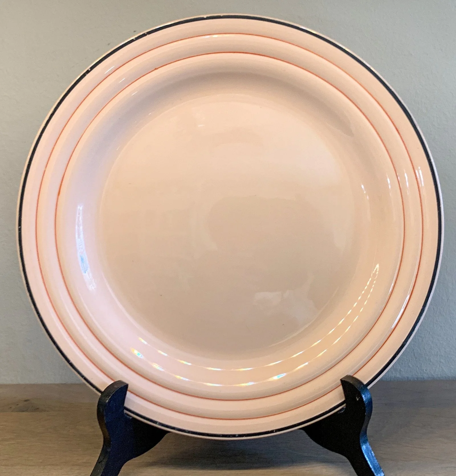 Bord – groot rond – Boch – roze met zwart/rood streep décor aan de rand Bord – groot rond – Boch – roze met zwart/rood streep décor aan de rand