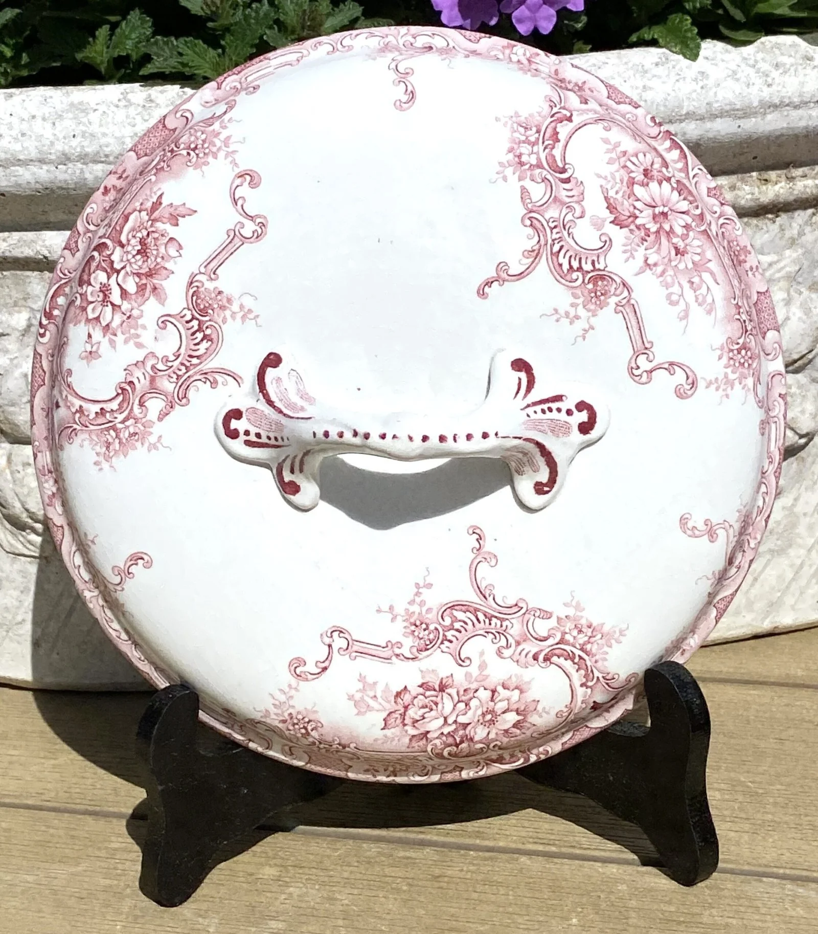Deksel van terrine – Boch – decor DAUPHIN rood – vorm LIMOGES Deksel van terrine – Boch – decor DAUPHIN rood – vorm LIMOGES