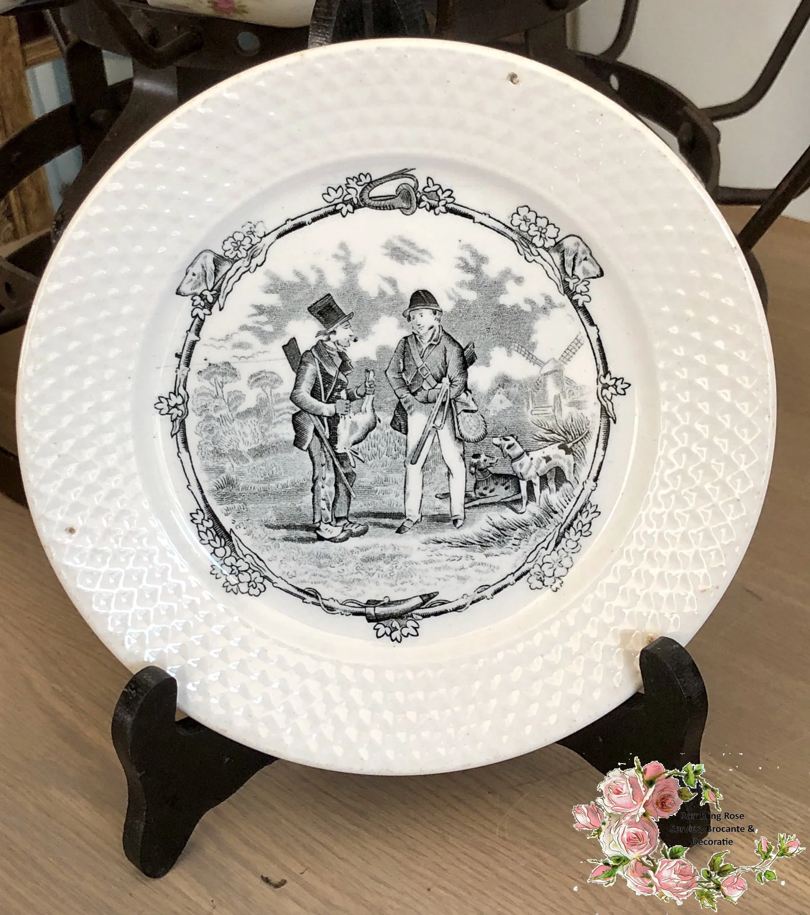 Dessertbord – décor NEMROD – 2 mannen met haas en 2 honden.