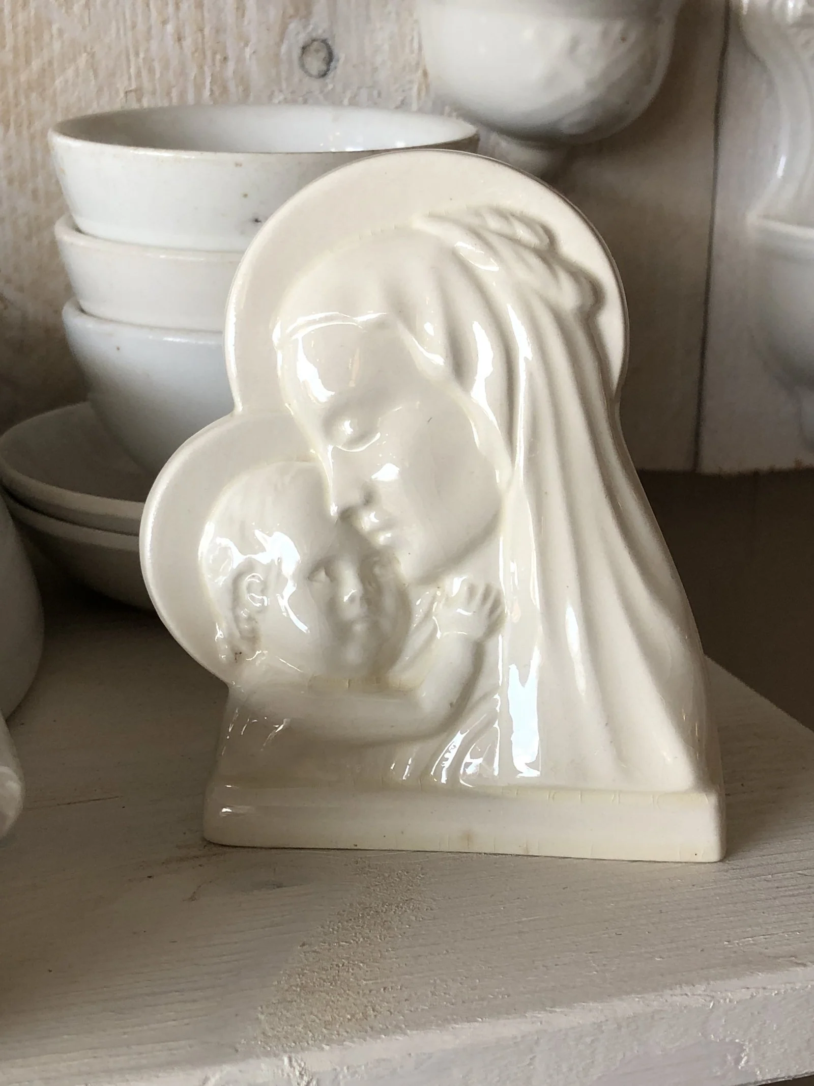 Beeldje – religieus – wit – op hol standaardje – Longwy – ontwerp E. LEMAN