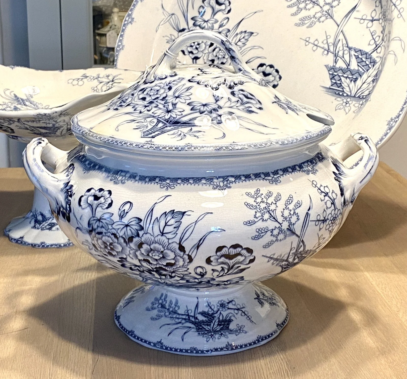 Terrine / soepterrine / tureen – op voet – Minton & Co – décor MONA blauw Terrine / soepterrine / tureen – op voet – Minton & Co – décor MONA blauw