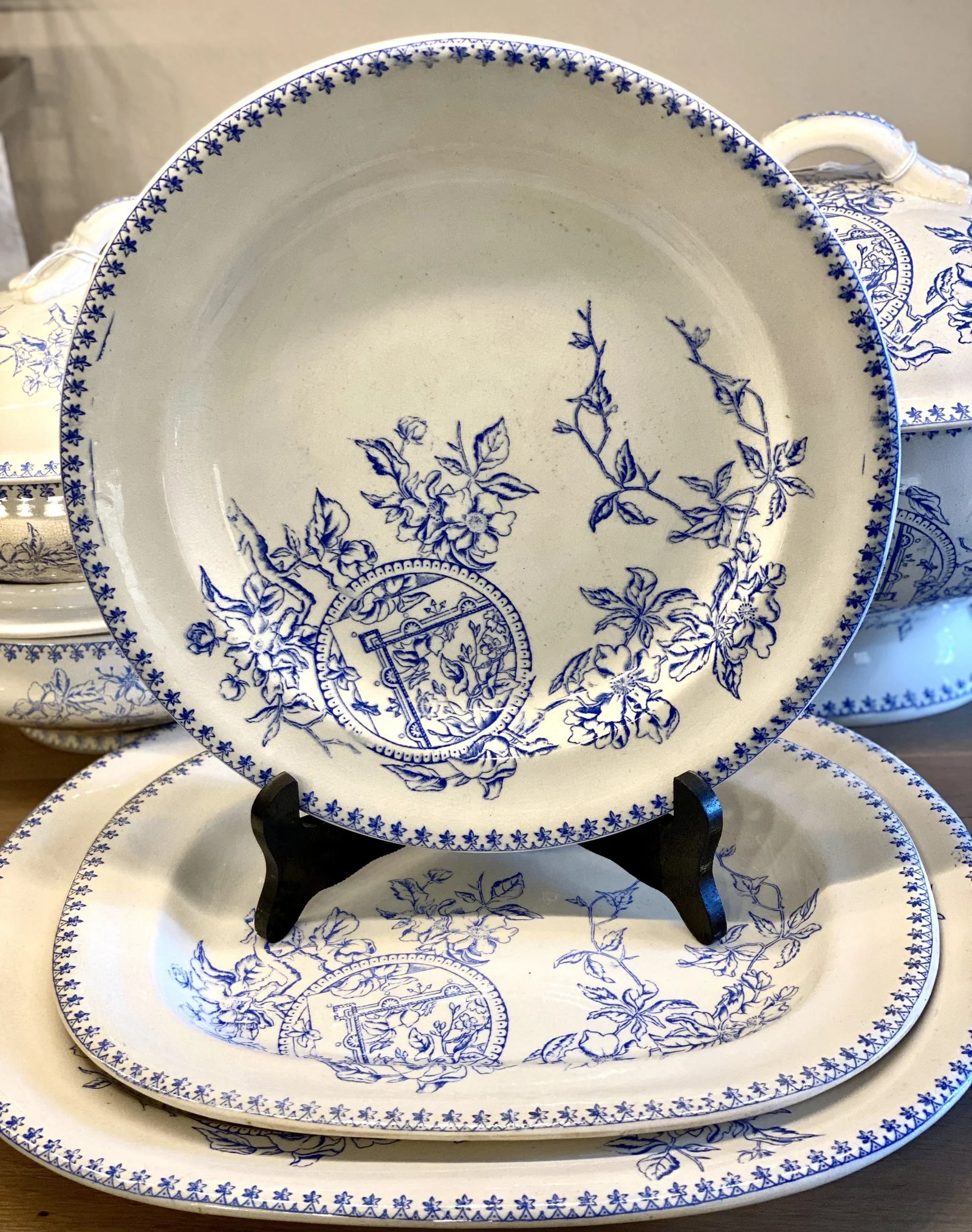 Bord /schaal – rond, groot – Faiencerie de Jemmapes – decor van bloemen in blauw