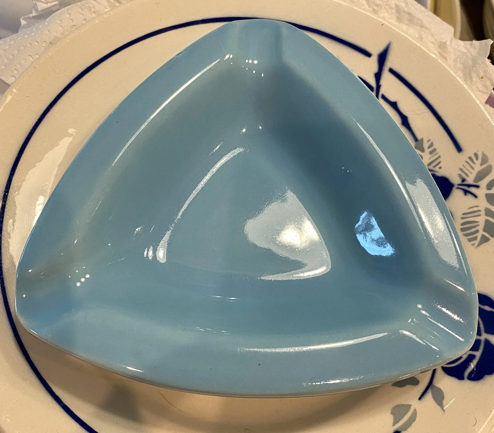 Asbak (azuur)blauw – Boch KERALUX – in driehoekige vormgeving Asbak (azuur)blauw – Boch KERALUX – in driehoekige vormgeving
