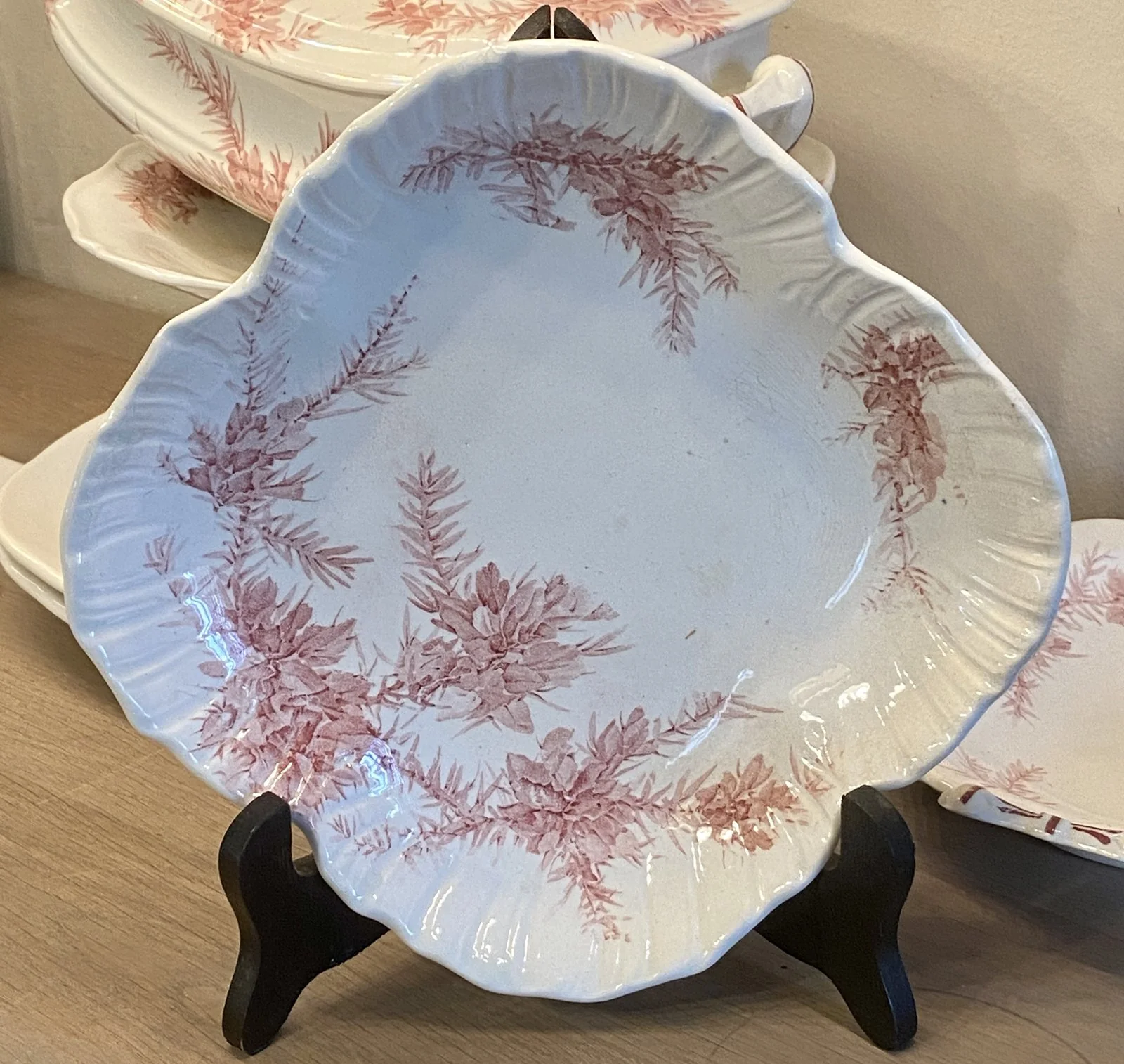 Vierkant schaaltje met reliëf – Wedgwood – décor ETRURIA GORSE rood/roze – Rd.No. 153229 Vierkant schaaltje met reliëf – Wedgwood – décor ETRURIA GORSE rood/roze – Rd.No. 153229