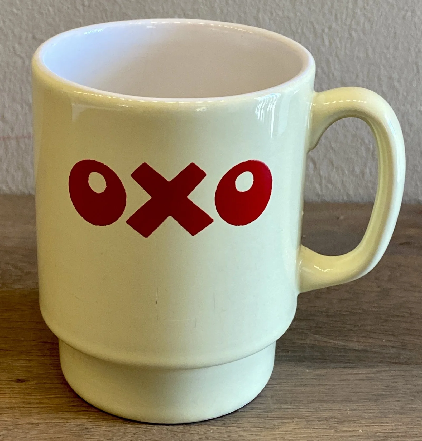Mok / Beker – ongemerkt – pastelgeel met opschrift OXO in rood