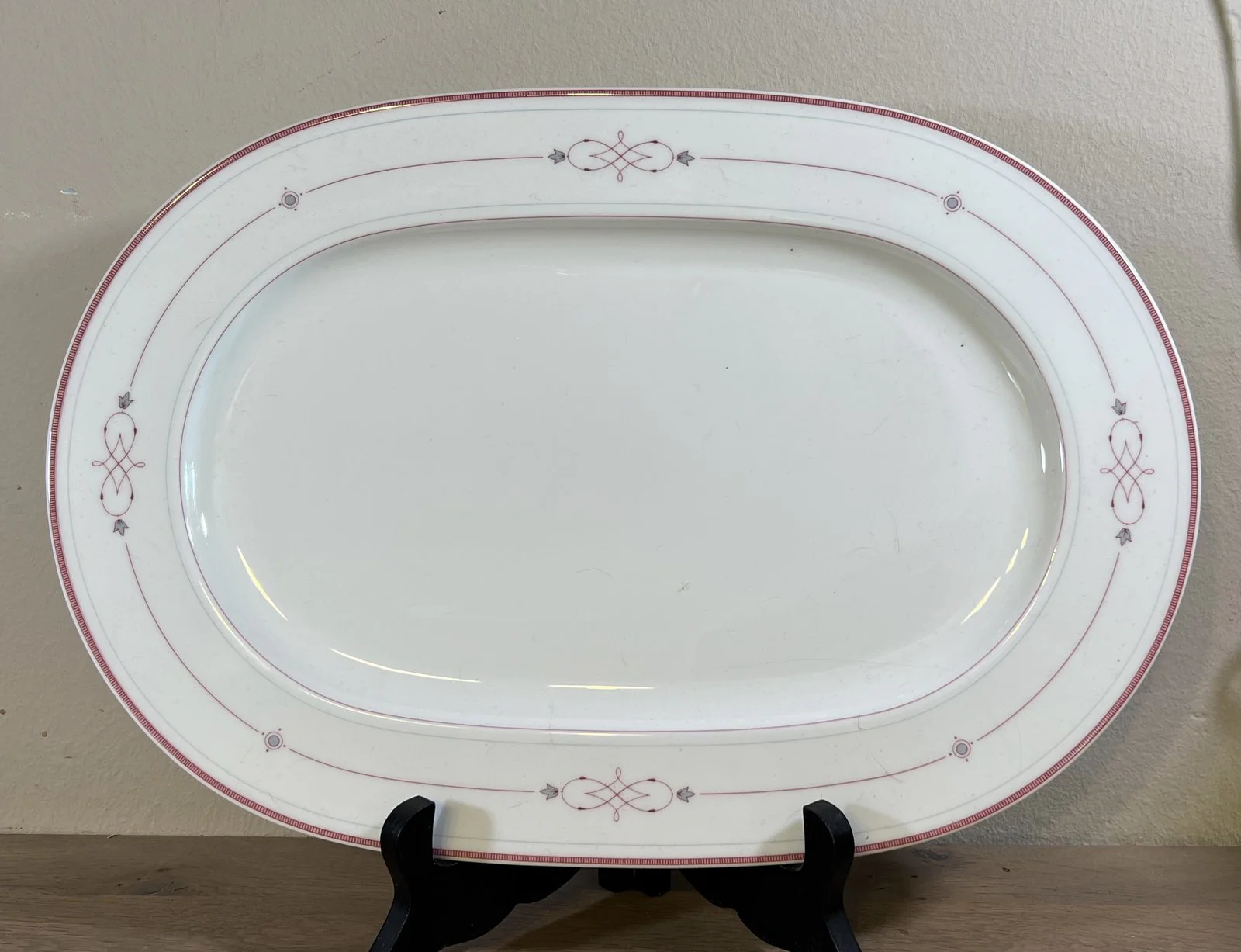 Schaal – ovaal model – Villeroy & Boch/Heinrich – porselein servies gemaakt tussen 1980 en 2005 – décor ARAGON in gestileerd rood/roze Schaal – ovaal model – Villeroy & Boch/Heinrich – porselein servies gemaakt tussen 1980 en 2005 – décor ARAGON in gestileerd rood/roze