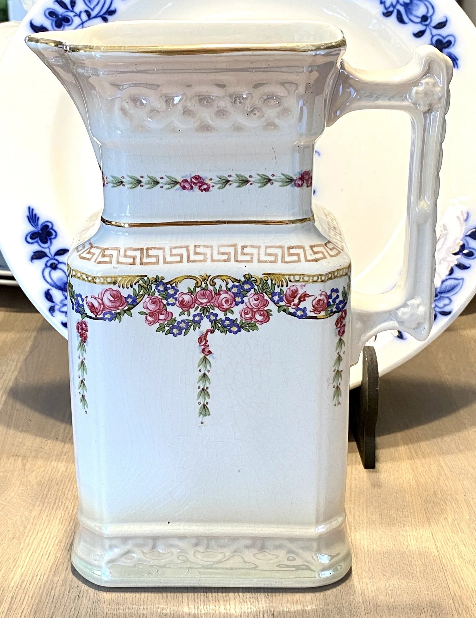 Bierkan / kan – B.F.K. (Boch Frères Kéramis) – décor 1594 ? van rozenguirlande en Griekse rand Bierkan / kan – B.F.K. (Boch Frères Kéramis) – décor 1594 ? van rozenguirlande en Griekse rand