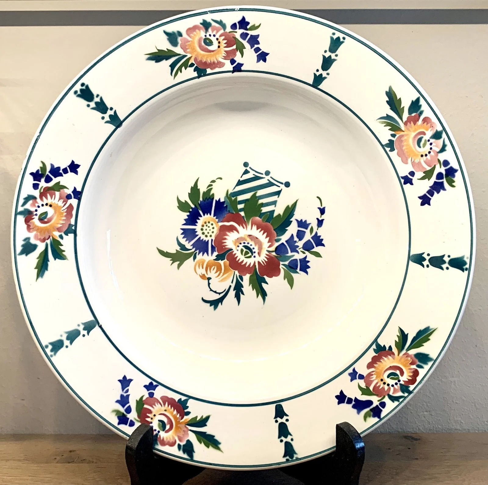 Diep bord – groot formaat – spuitdecor met kleurige bloemen (nr. 16?) Diep bord – groot formaat – spuitdecor met kleurige bloemen (nr. 16?)