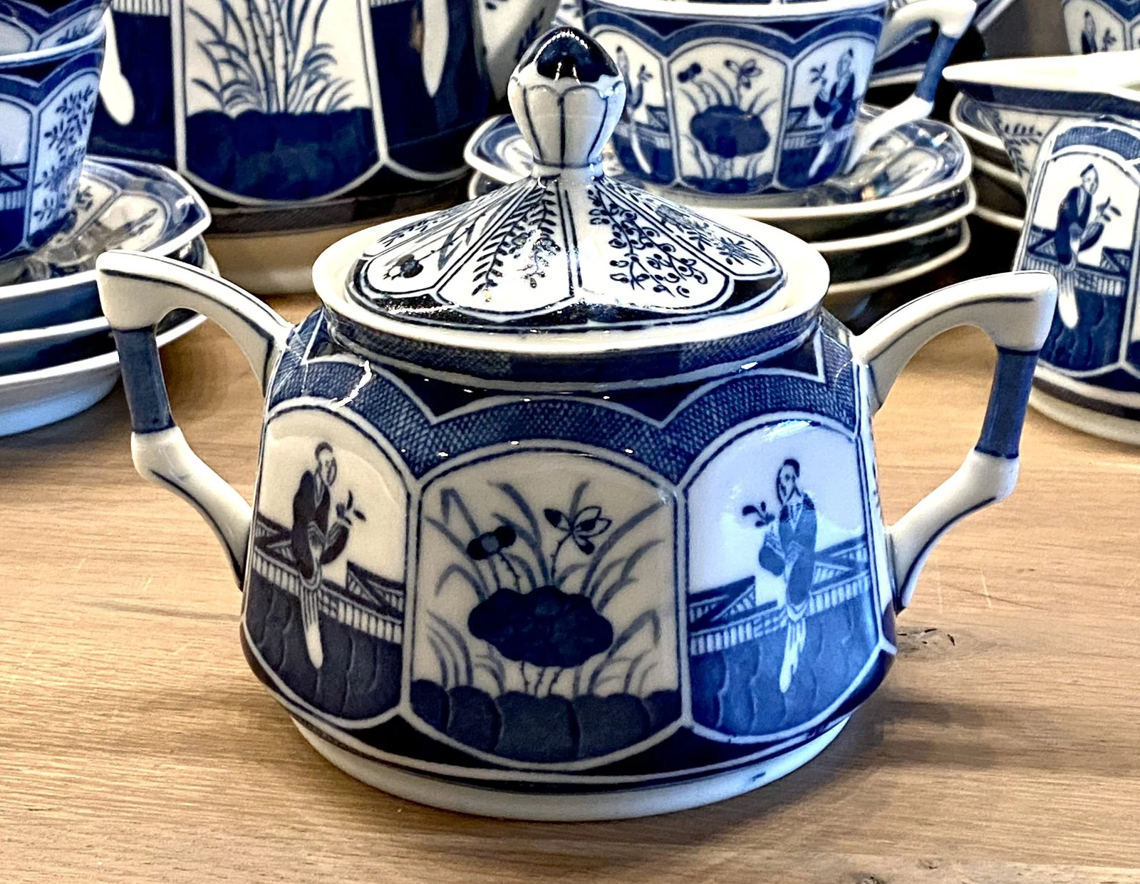 Suikerpot – Mosa / Louis Regout – transferdecor LANGE LIJS / decor 726 (Nanking) – hoekig / kantig model Suikerpot – Mosa / Louis Regout – transferdecor LANGE LIJS / decor 726 (Nanking) – hoekig / kantig model