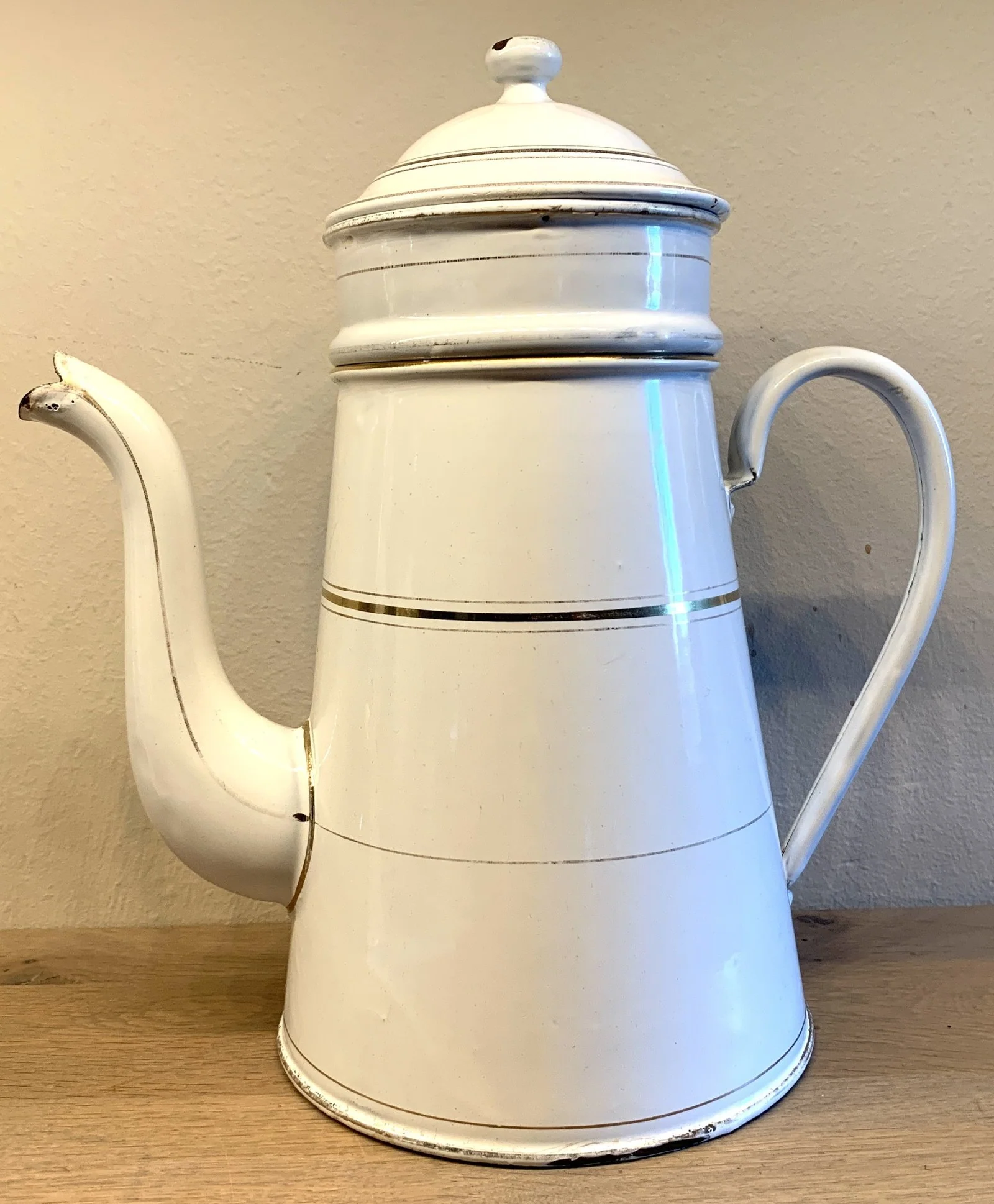 Koffiekan plus filter – wit emaille met goudkleurige strepen decoratie – ongemerkt, waarschijnlijk Frans Koffiekan plus filter – wit emaille met goudkleurige strepen decoratie – ongemerkt, waarschijnlijk Frans