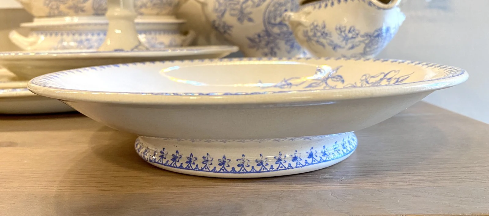 Schaal op lage voet / koekjesschaal – Faiencerie de Jemmapes – decor van bloemen in blauw
