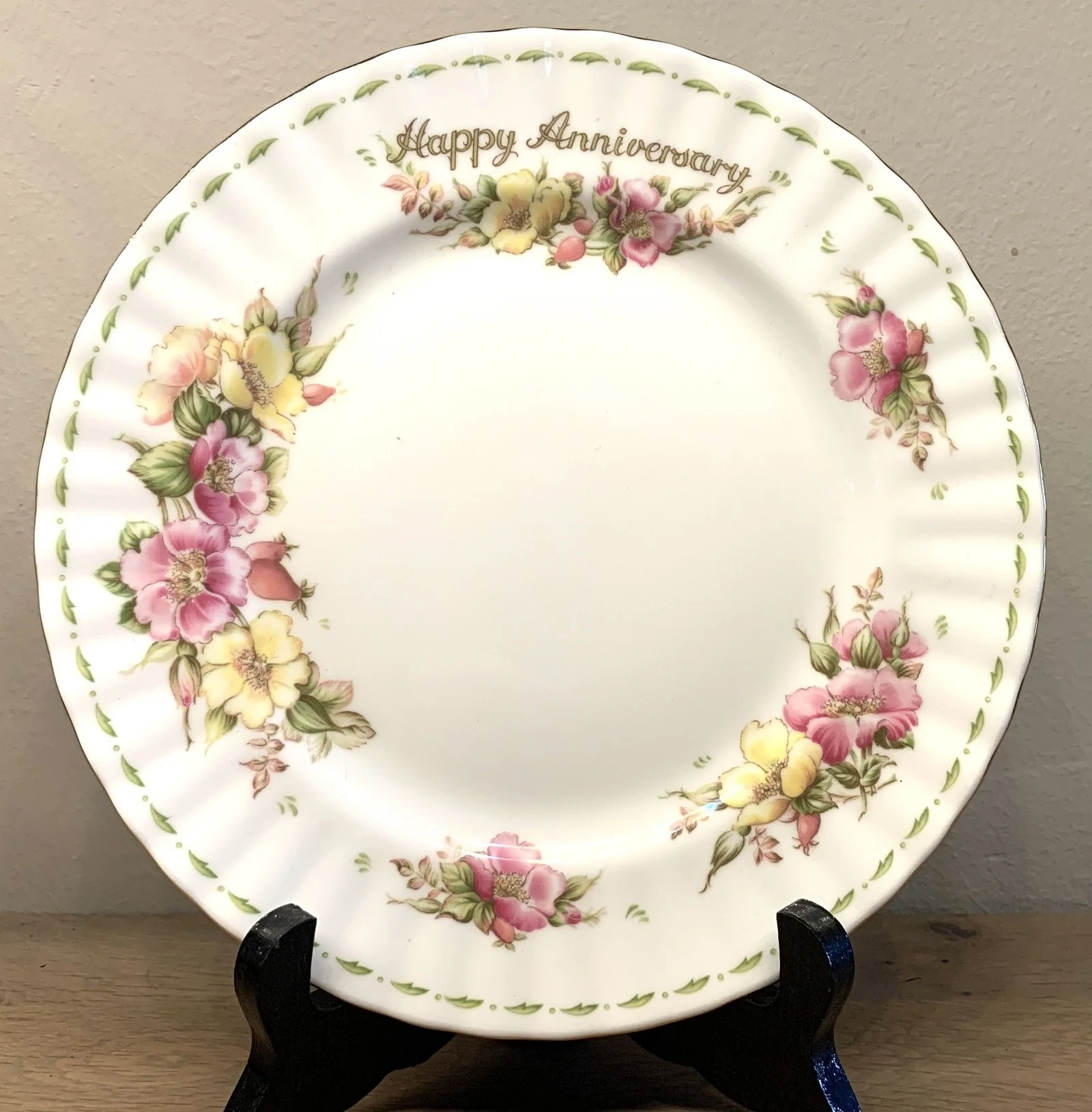 Bordje – Royal Albert – “Happy Anniversary” – Flower of the Month series (1995)