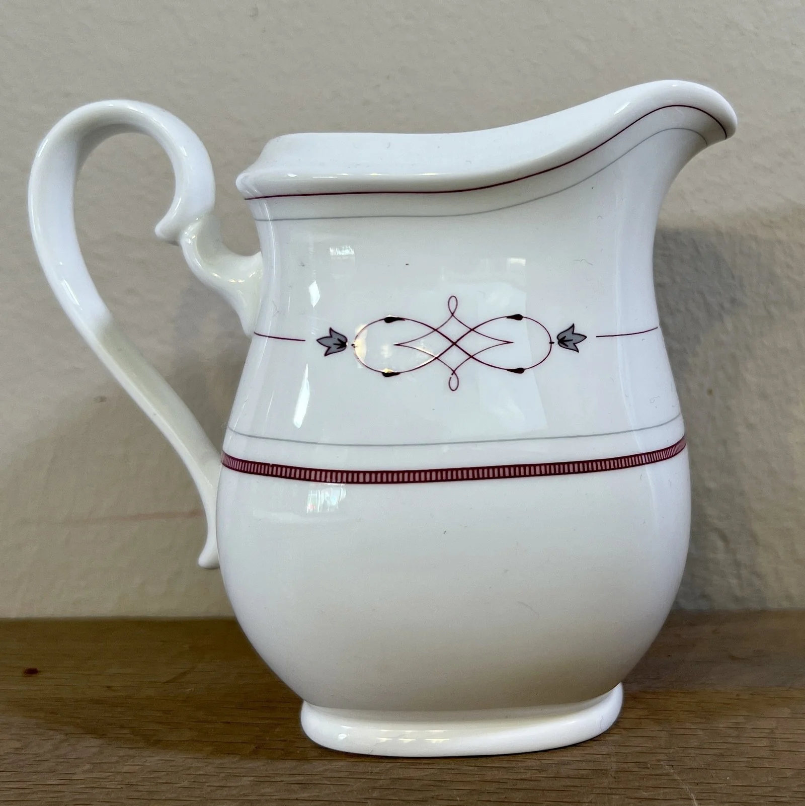 Melkkan – Villeroy & Boch/Heinrich – porselein servies gemaakt tussen 1980 en 2005 – décor ARAGON in gestileerd rood/roze Melkkan – Villeroy & Boch/Heinrich – porselein servies gemaakt tussen 1980 en 2005 – décor ARAGON in gestileerd rood/roze