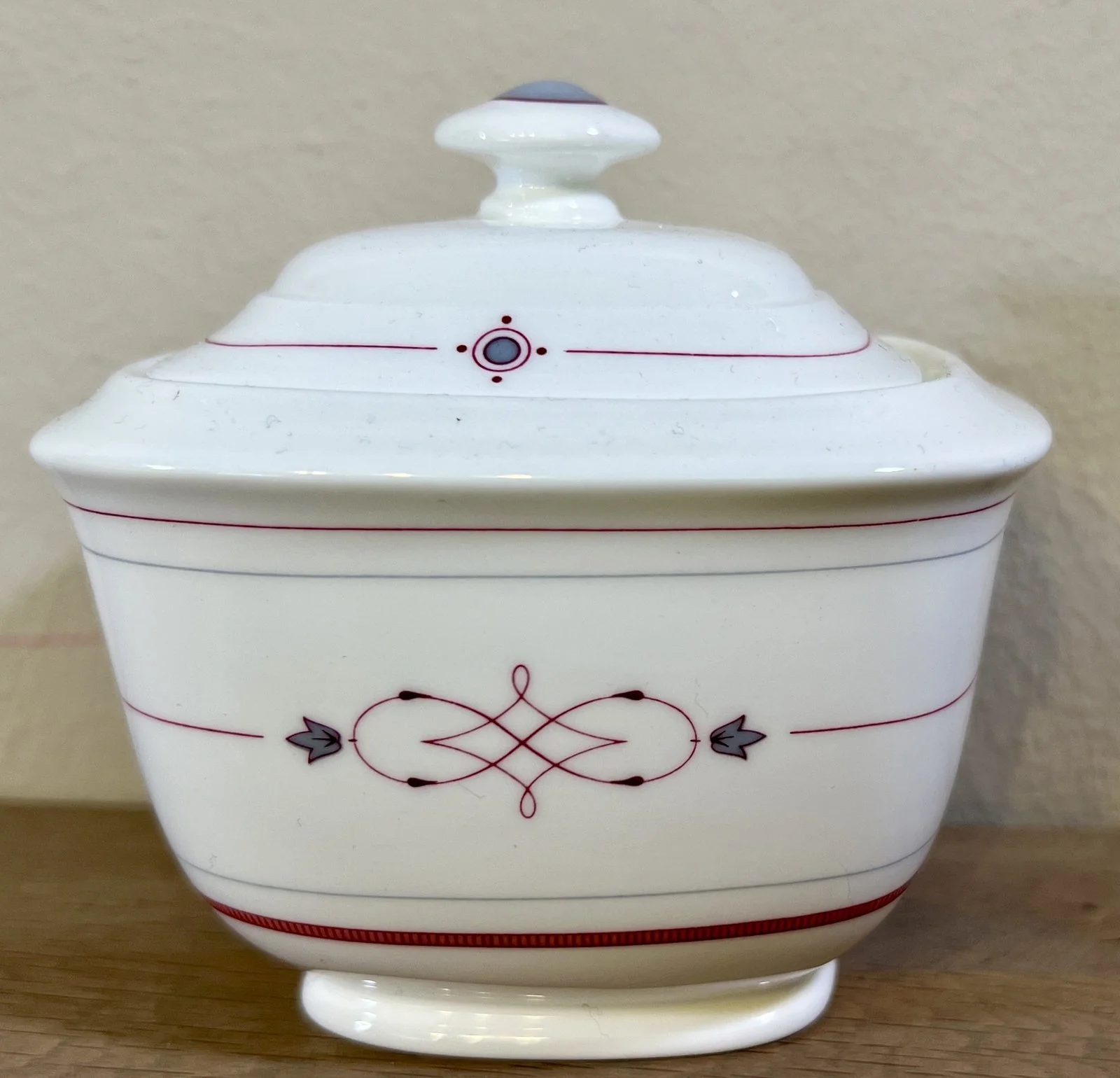 Suikerpot – met deksel – Villeroy & Boch/Heinrich – porselein servies gemaakt tussen 1980 en 2005 – décor ARAGON in gestileerd rood/roze Suikerpot – met deksel – Villeroy & Boch/Heinrich – porselein servies gemaakt tussen 1980 en 2005 – décor ARAGON in gestileerd rood/roze