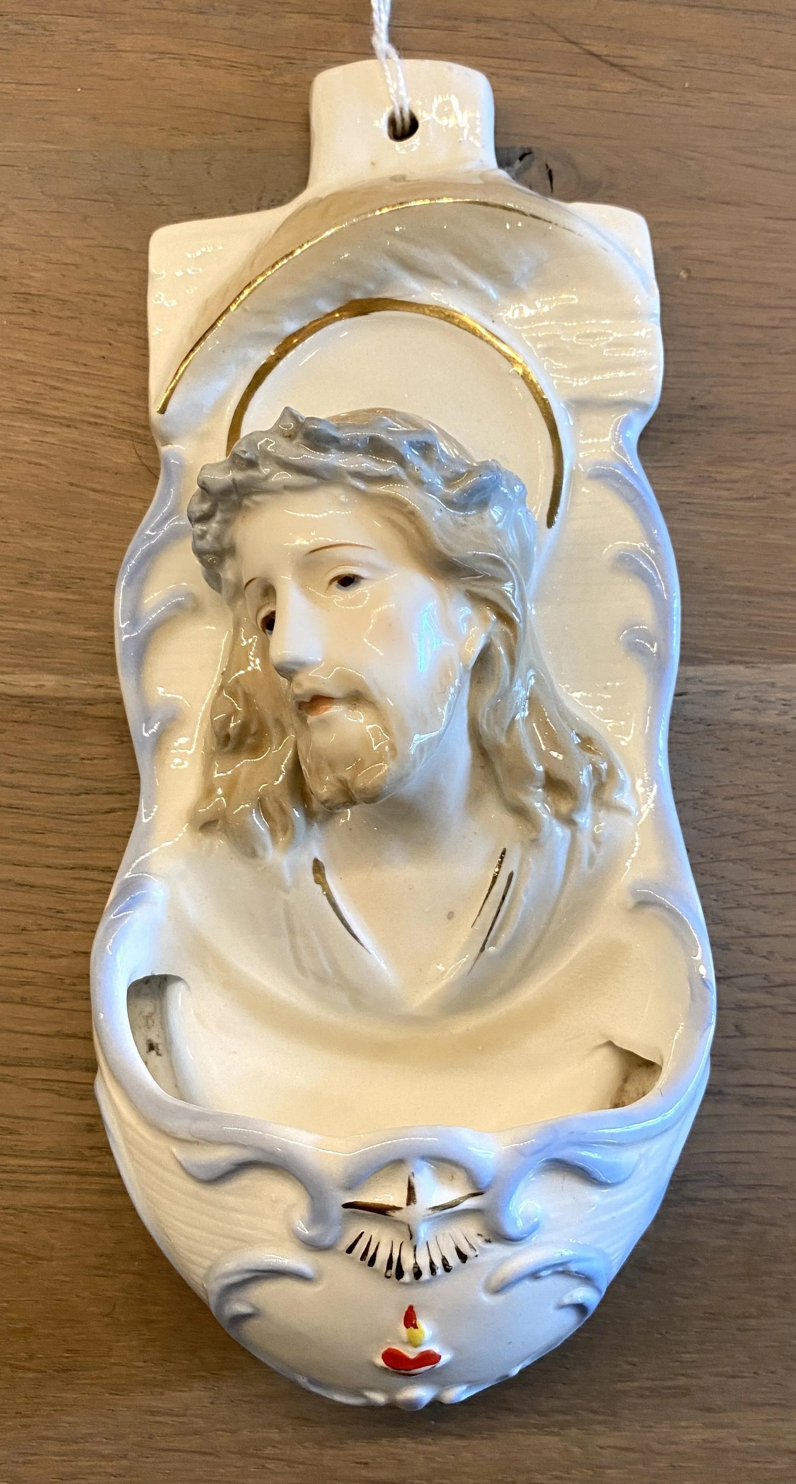 Wijwaterbakje – aardewerk – hangmodel – met sticker op achterkant: Sphinx – afbeelding van Jezus