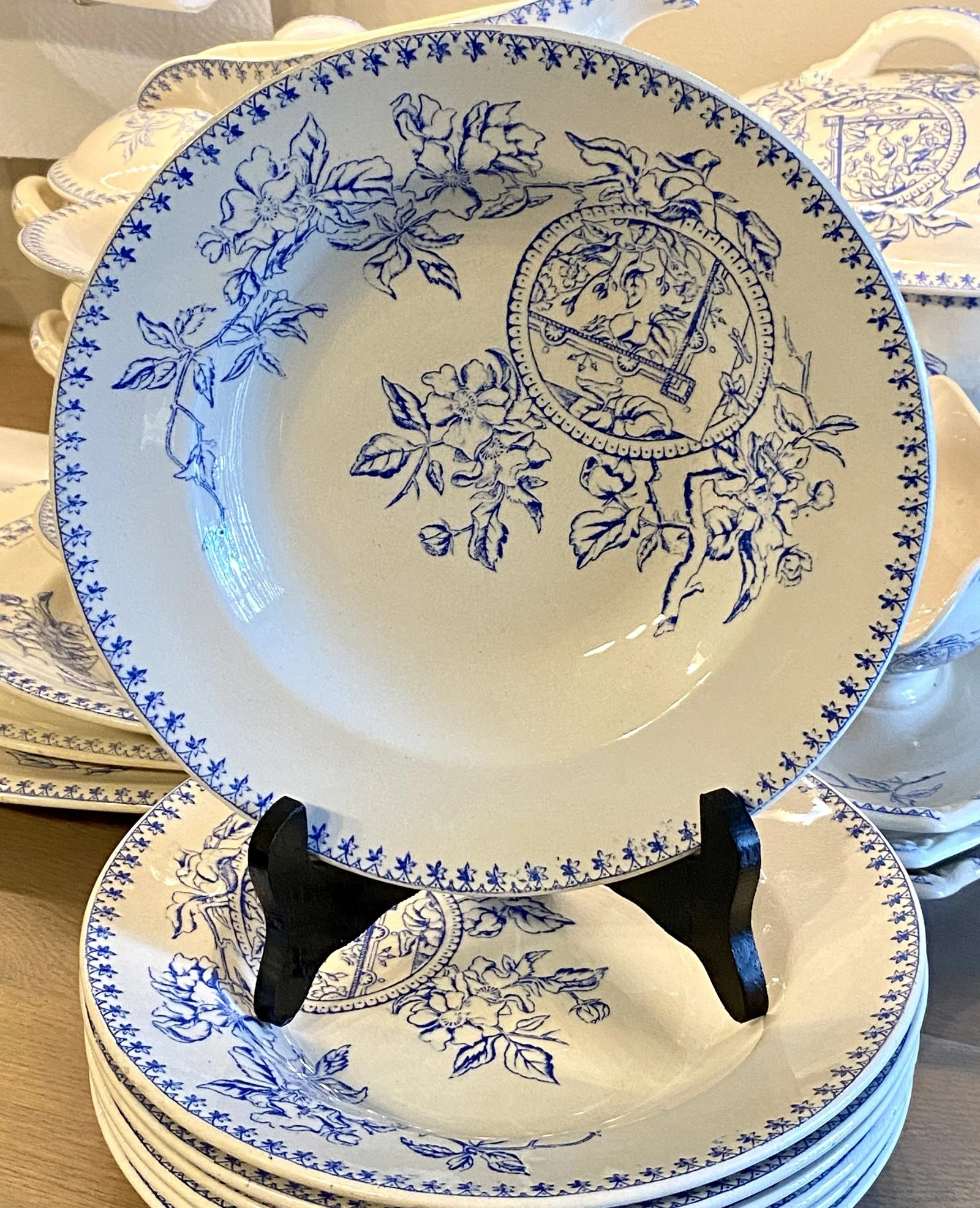 Diep bord / soepbord / pastabord – Faiencerie de Jemmapes – decor van bloemen in blauw