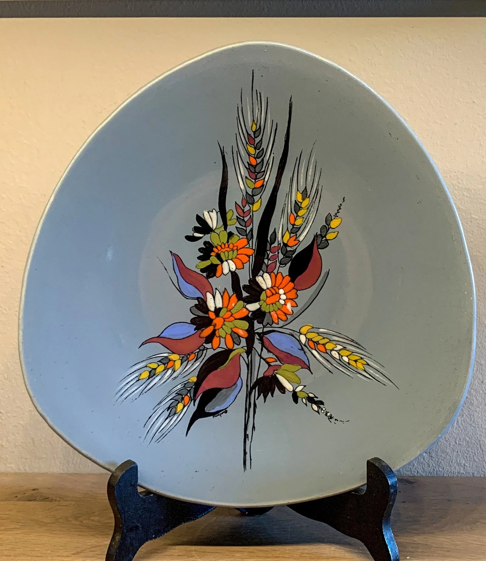 Driehoekig sierbord – Longwy – décor van geemailleerde bloemen