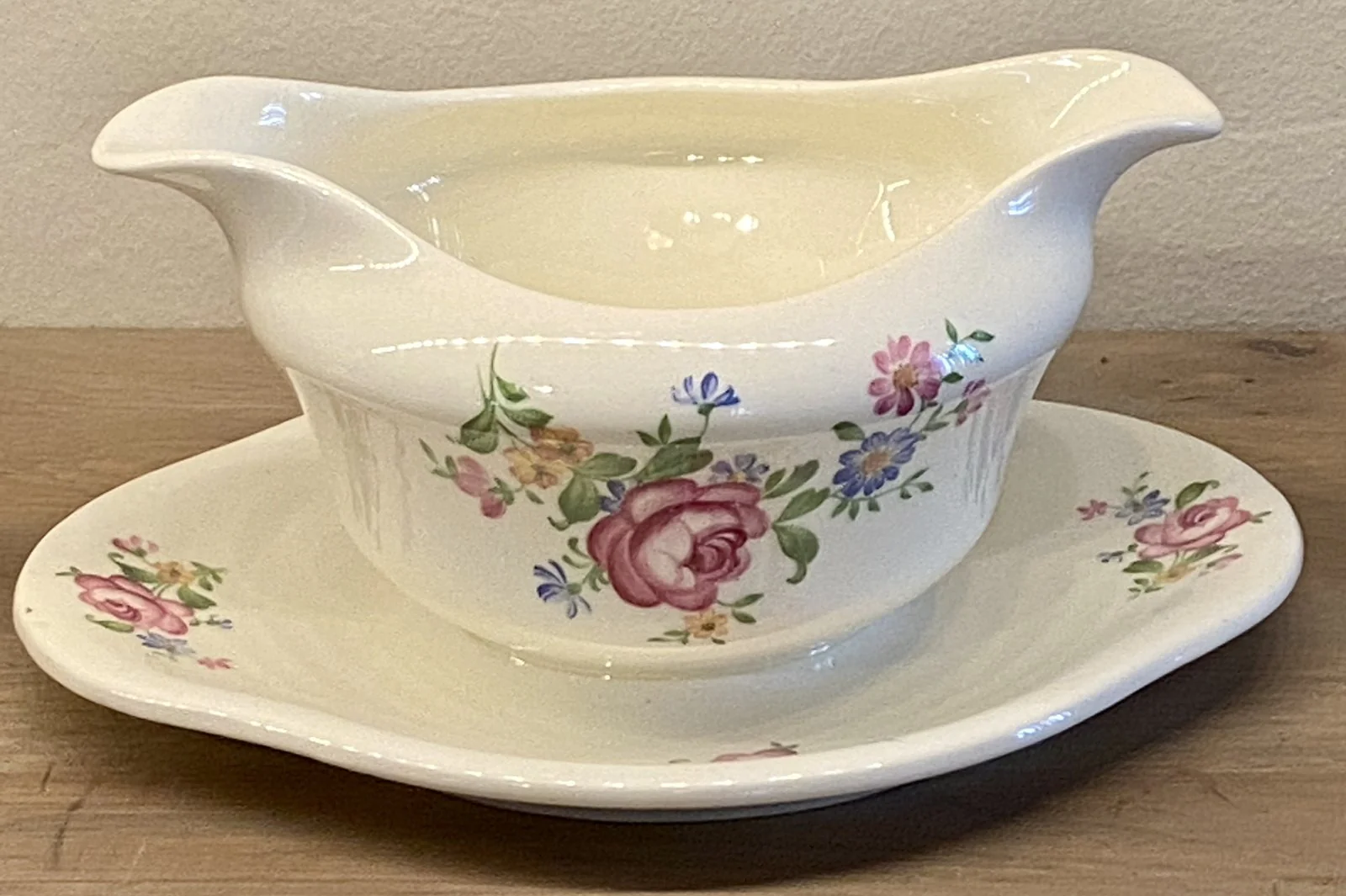 Juskom roomwit – Mosa – décor 8449 van roze roos met gekleurd bloemenboeket Juskom roomwit – Mosa – décor 8449 van roze roos met gekleurd bloemenboeket