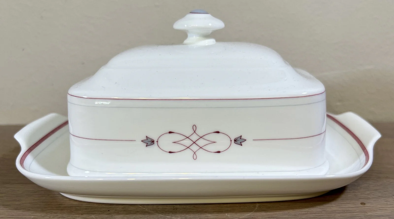 Botervloot – Villeroy & Boch/Heinrich – porselein servies gemaakt tussen 1980 en 2005 – décor ARAGON in gestileerd rood/roze