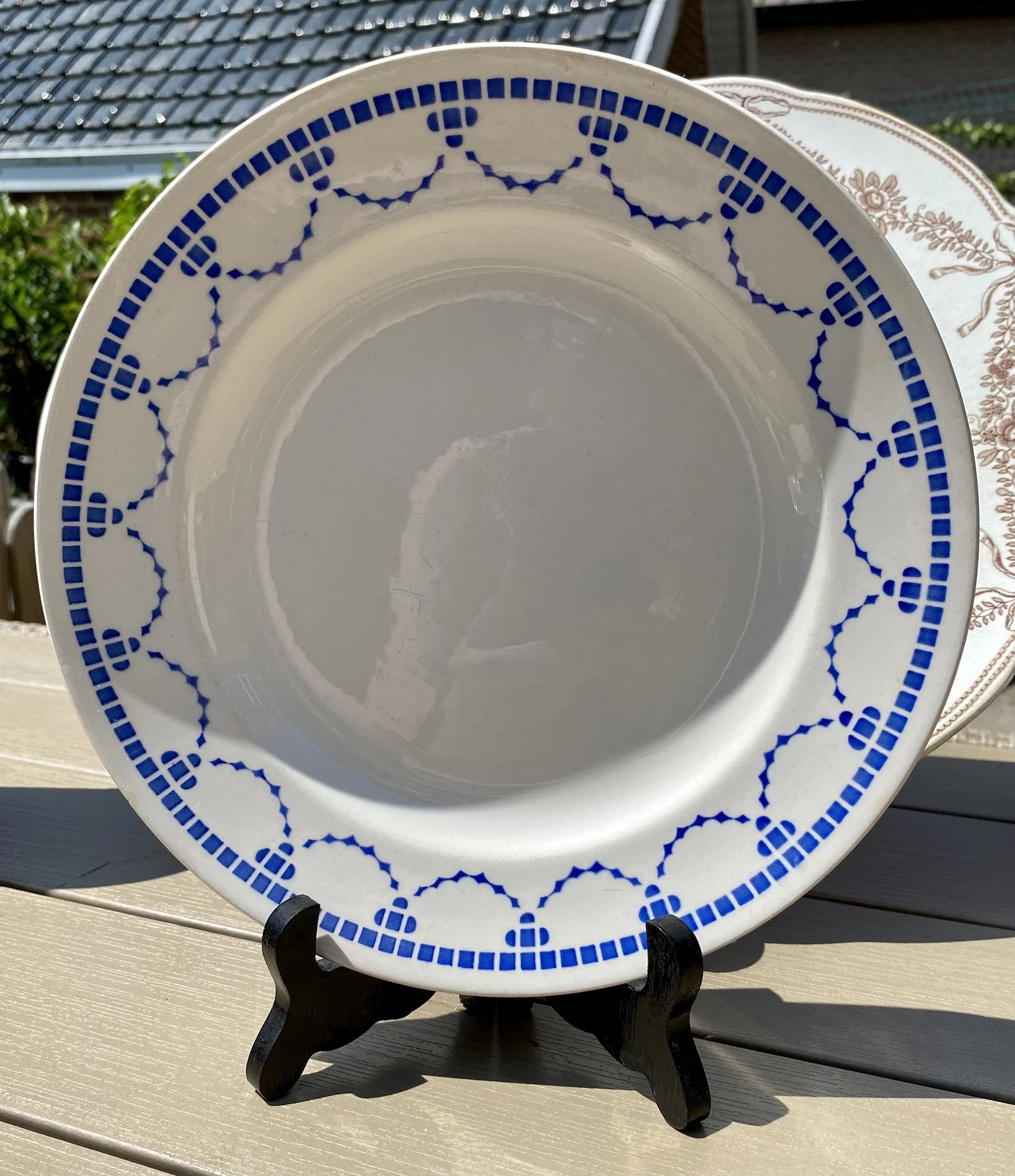 Bord – diep – Boch – met aéro- / sjabloonrand van blauwe blokjes en figuurtjes Bord – diep – Boch – met aéro- / sjabloonrand van blauwe blokjes en figuurtjes