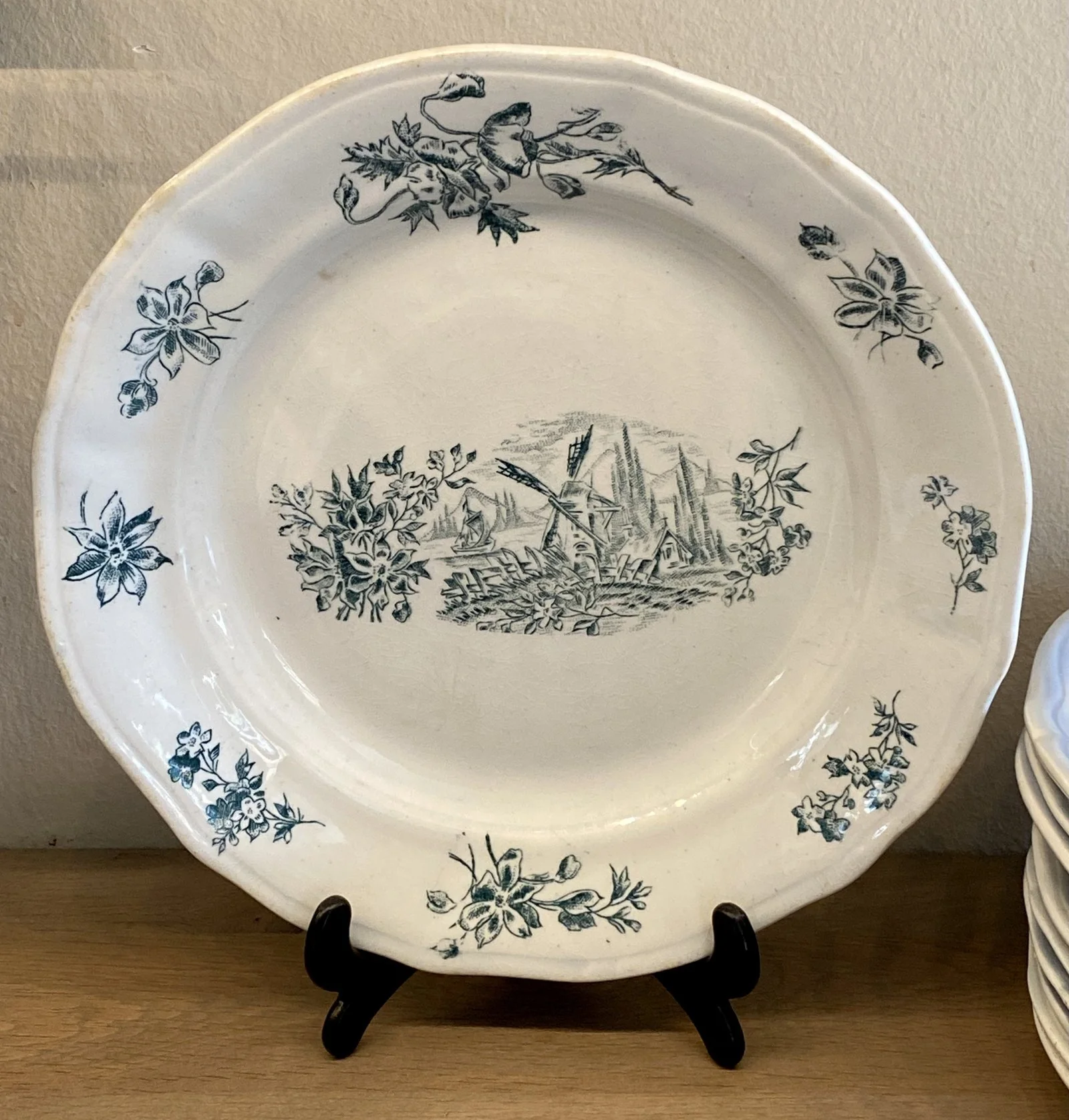 Bord – dieper model – ongemerkt – met decor van klaprozen, bloemen en een molen in petrol Bord – dieper model – ongemerkt – met decor van klaprozen, bloemen en een molen in petrol