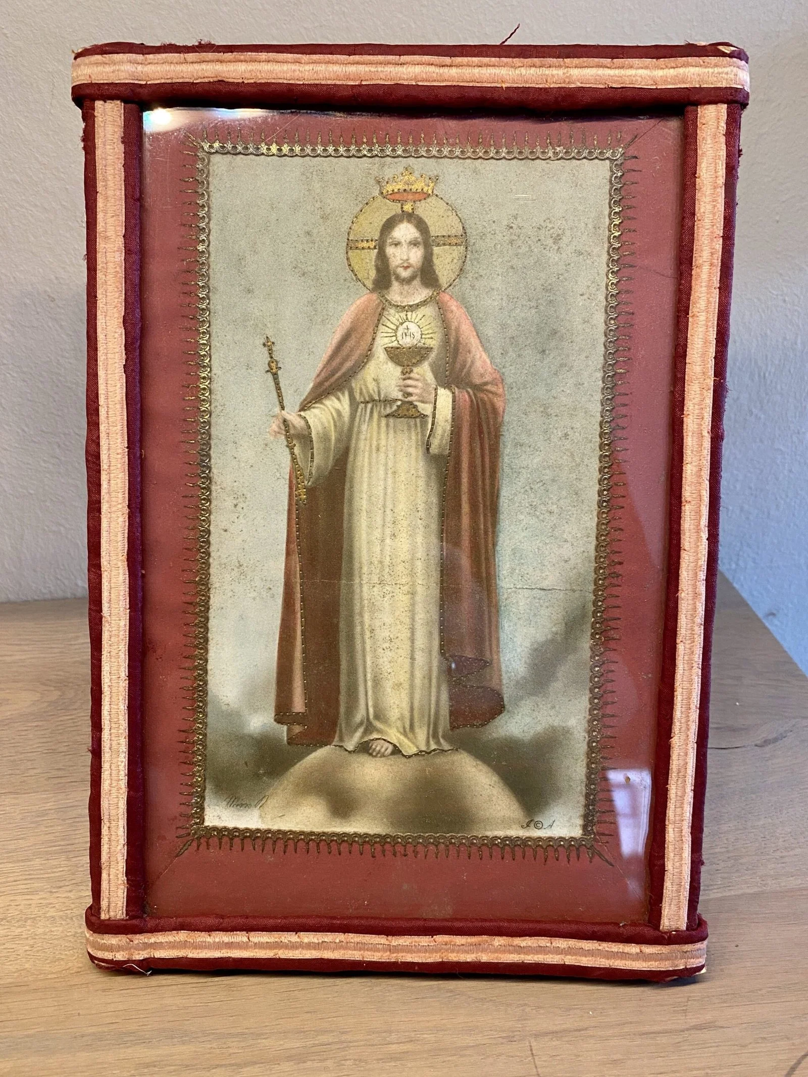 Religieus plaatje in lijst (staand) – randen van rode en roze stof