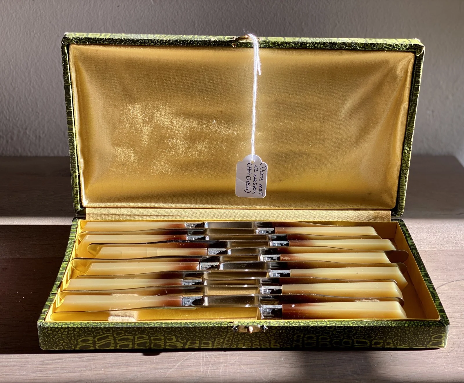 Doos met 12 messen met celluloid handvat in bruin – Guélon Inoxidable