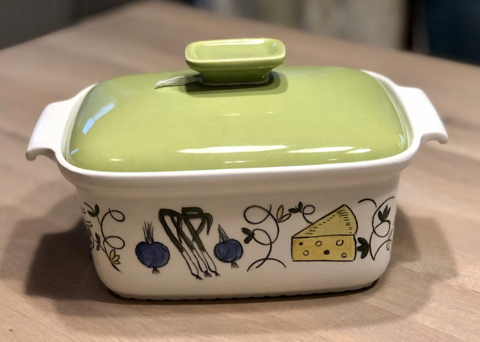 Ovenschaal met groen deksel – Royal Sphinx Maastricht Ovenware – décor BON APPETIT