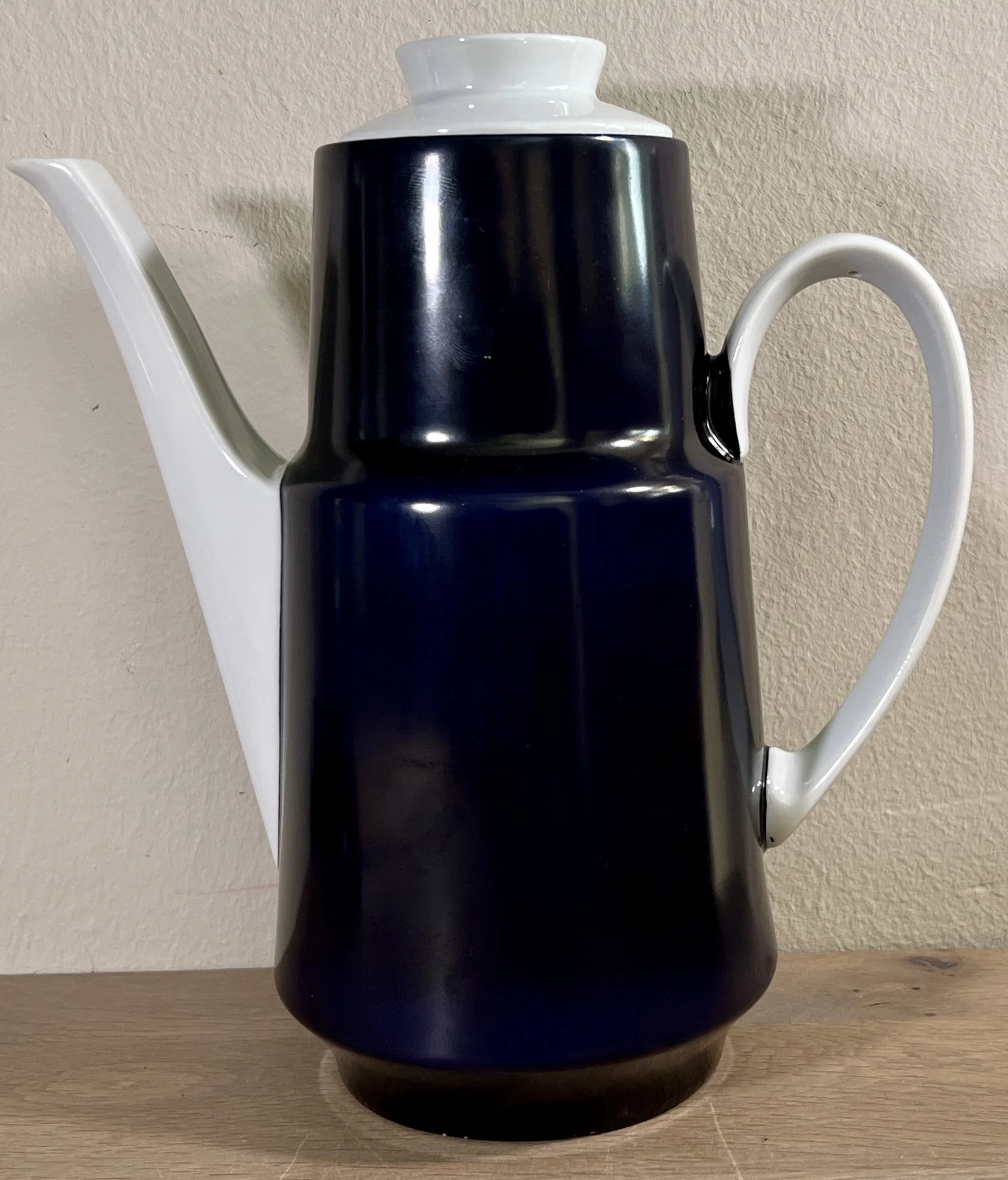 Koffiepot – Winterling Duitsland – porselein – décor in zwart/donkerpaars met wit – vintage