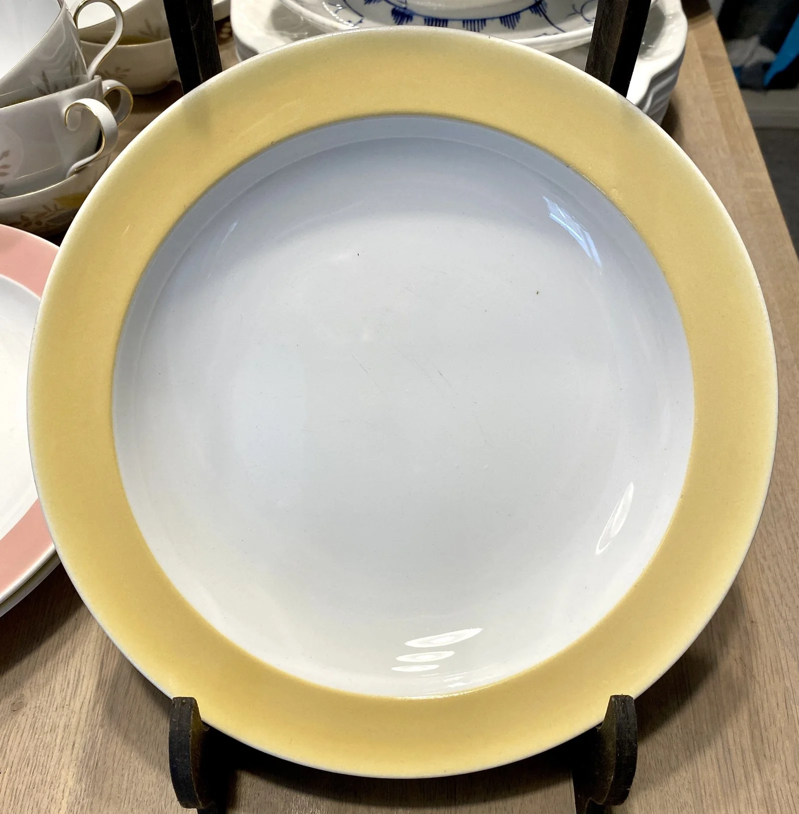 Soepbord, diep bord – Céramique Maestricht (1956 – 1958) – oker pastelkleurige rand
