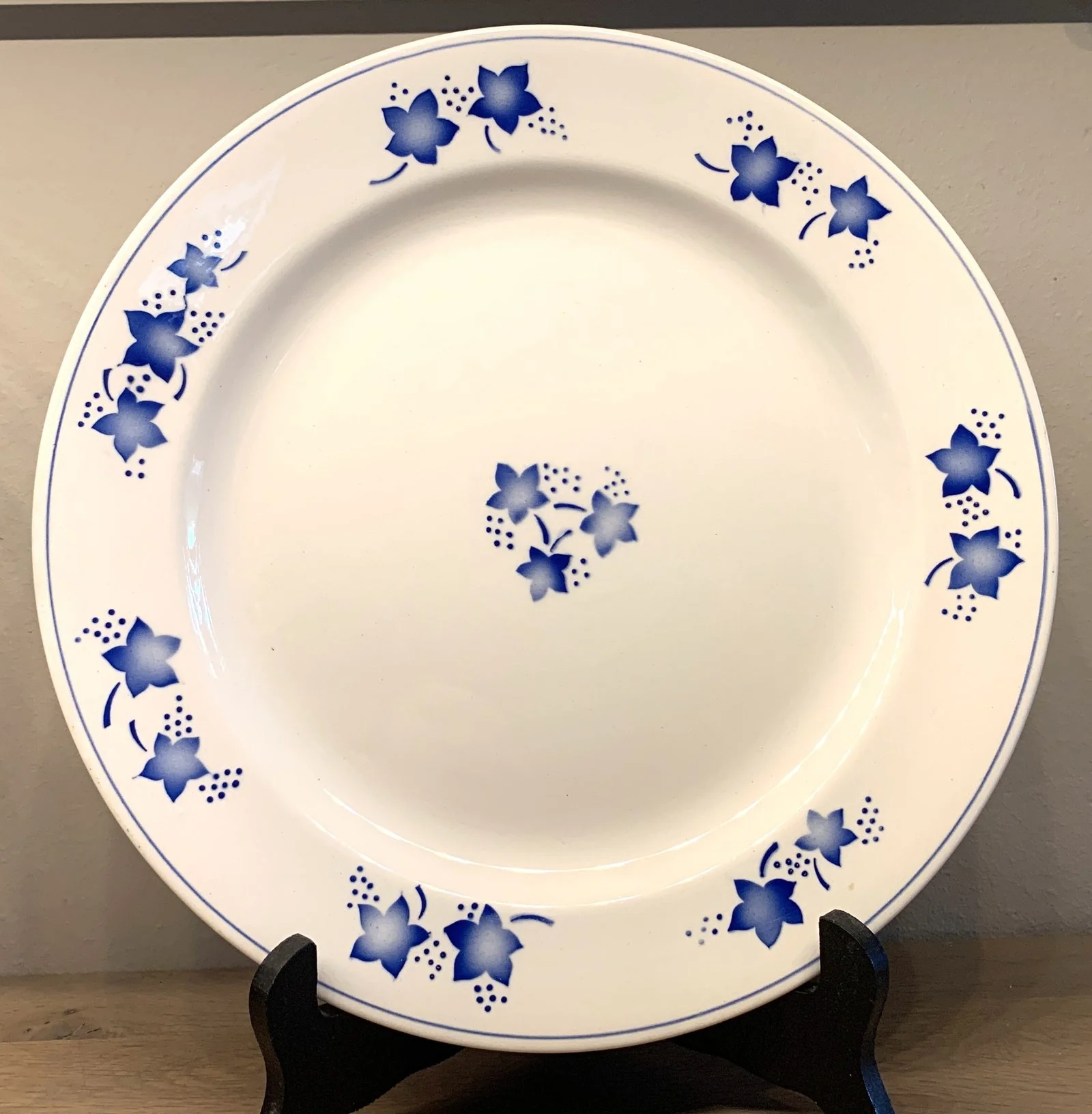 Bord groter rond met décor van blauwe blaadjes – Boch Bord groter rond met décor van blauwe blaadjes – Boch