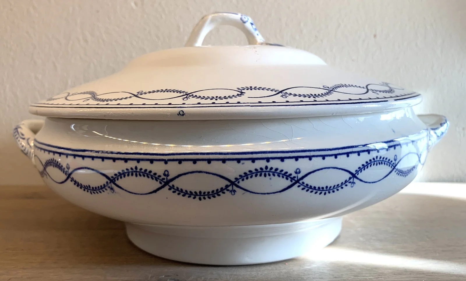 Terrine / dekschaal – Boch Frères Kéramis – décor GG blauwe guirlande Terrine / dekschaal – Boch Frères Kéramis – décor GG blauwe guirlande