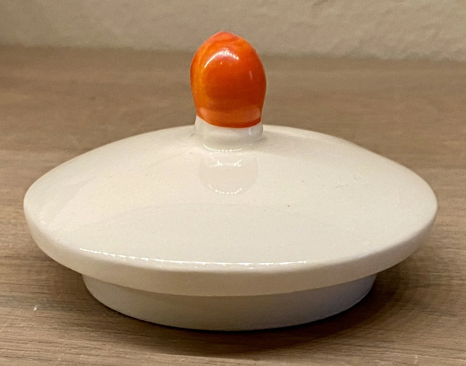 Deksel van suikerpotje – gemerkt met HARLEKIN ges. Gesch. – decor van oranje en zwarte bollen