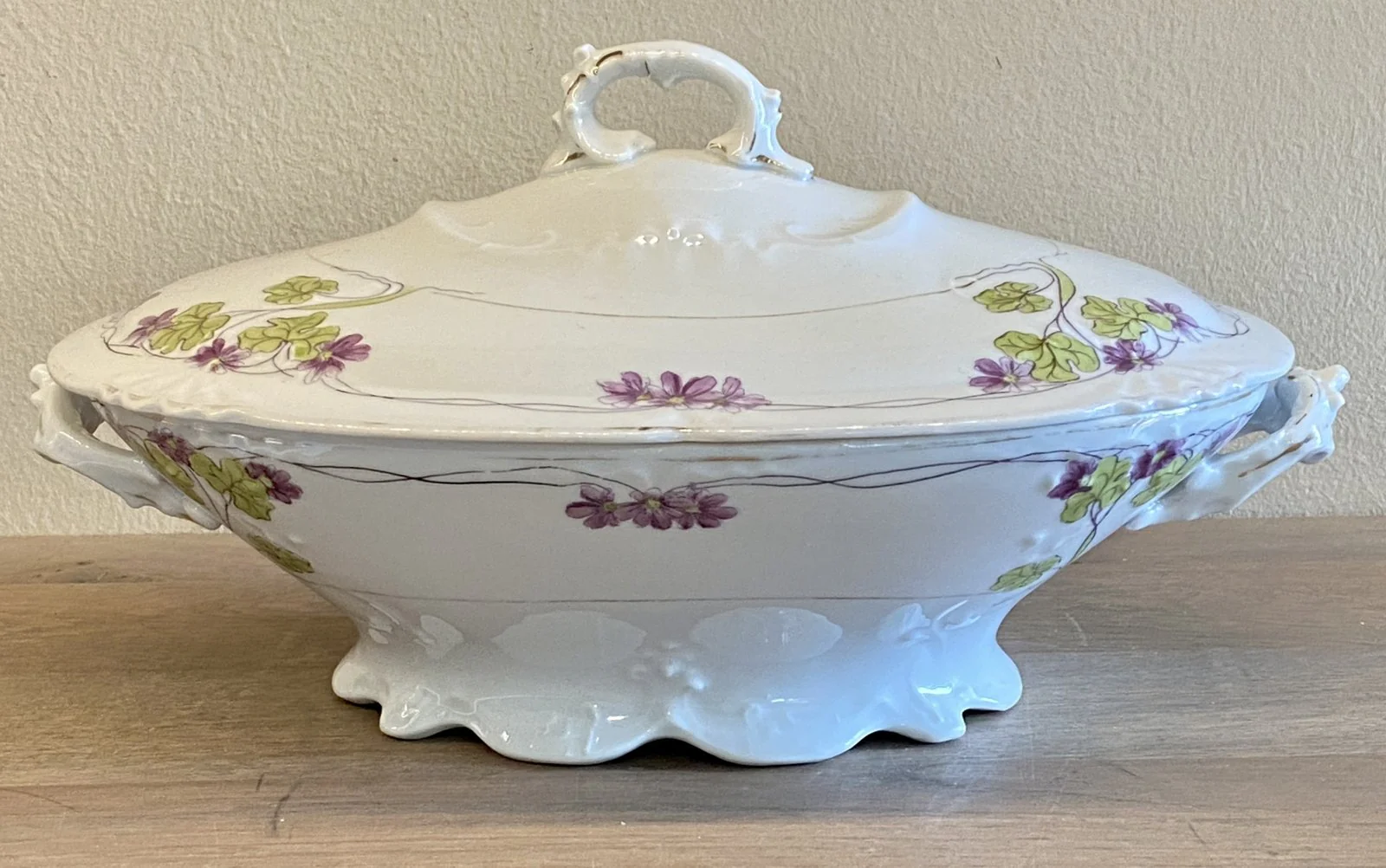 Terrine / Dekschaal van porselein – ovaal – Austria M.Z. – Art Nouveau bloemendecor in groen en lila