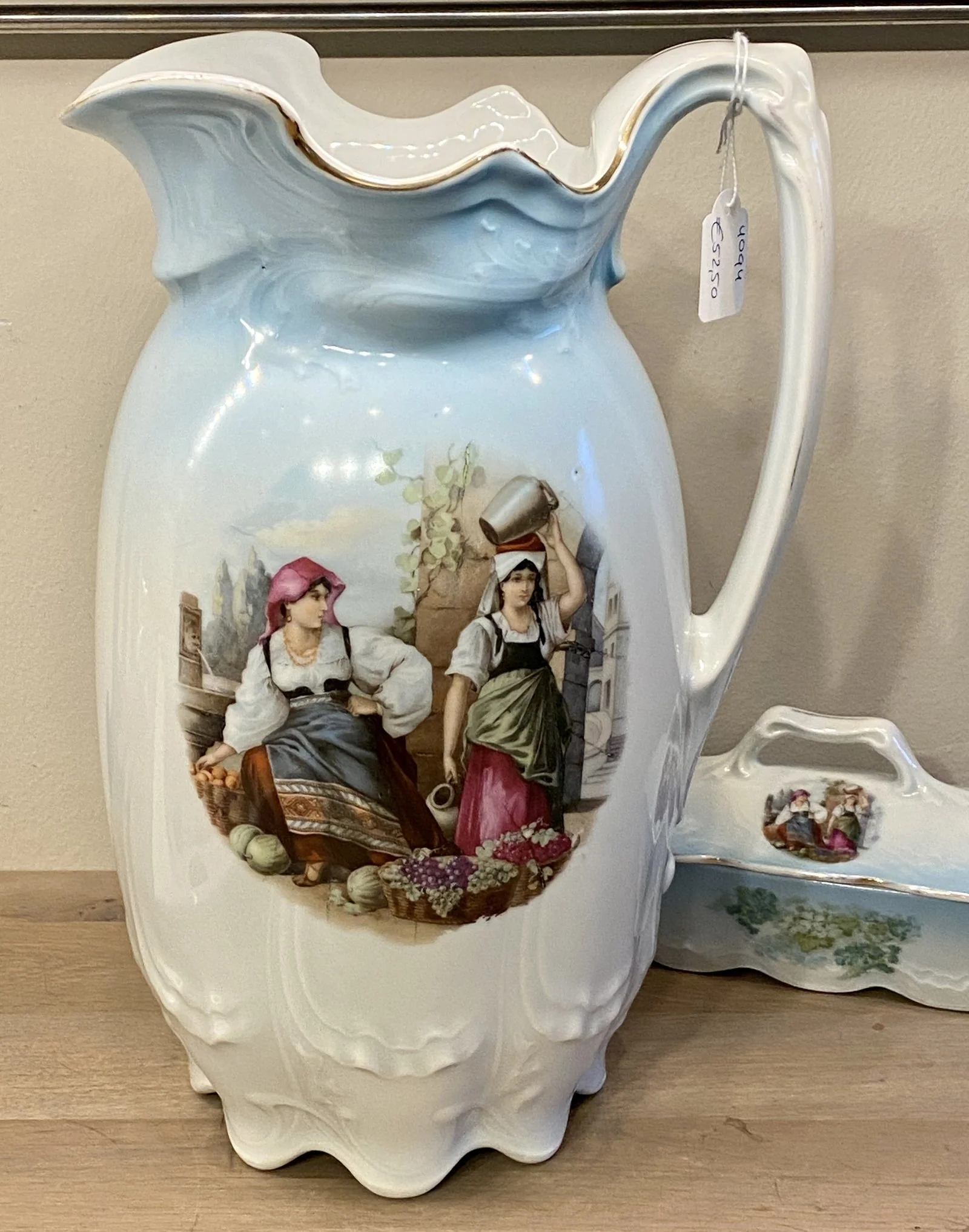 Lampetkan – porselein – groot model – EPIAG Kerag Karlsbad Czechoslovakia – decor 4737 van twee vrouwen met kruiken en druiven
