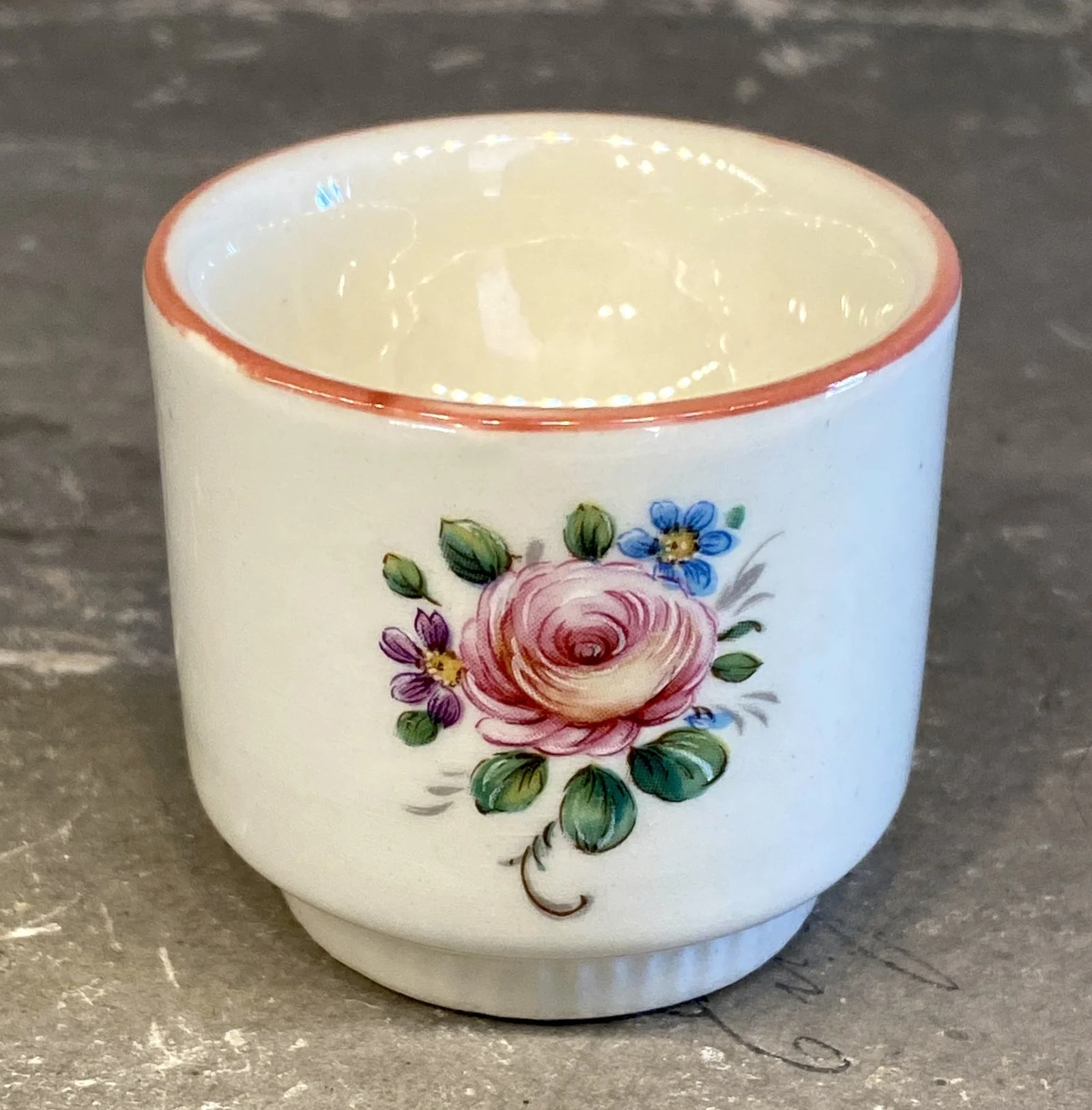 Eierdopje – Goebel – Gro 205 – blindmerk 1963 of 1968 – met decor van een roosje