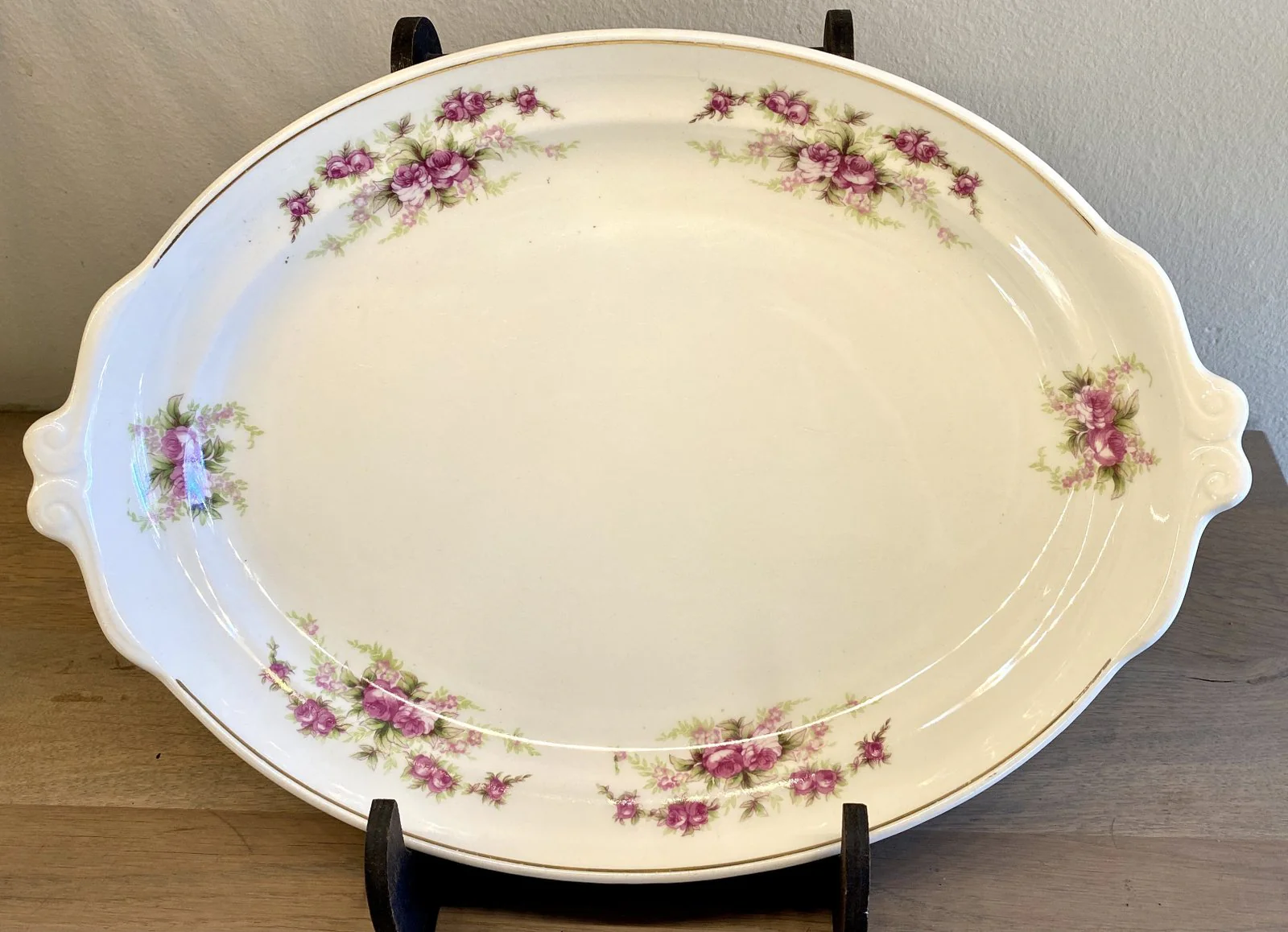 Broodschaal – met oren – Petrus Regout – décor DUBBELROOSJE / DUBBEL ROOSJE / 085 D -model BOUDEWIJN