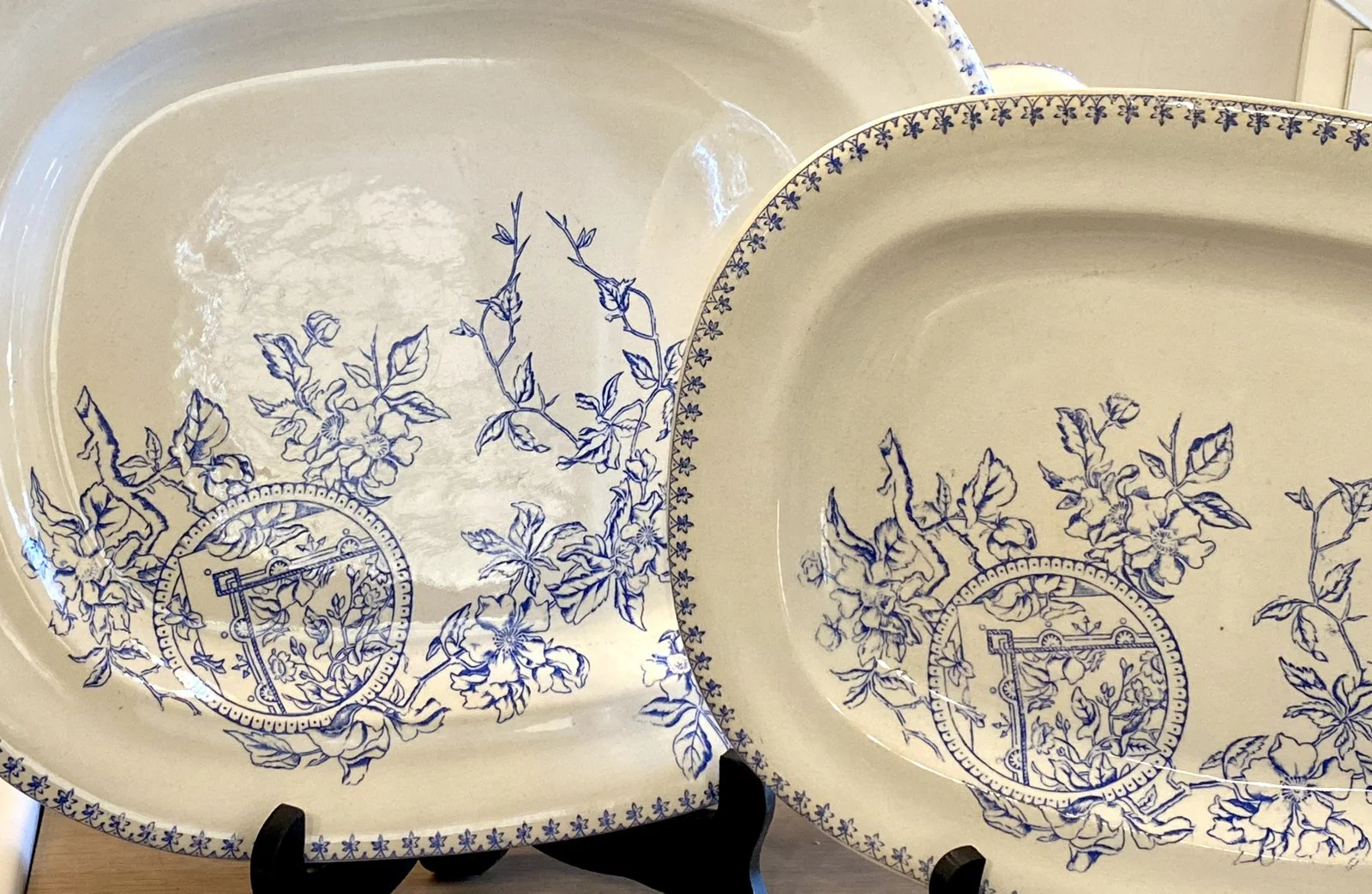 Schaal – rechthoekig – Faiencerie de Jemmapes – decor van bloemen in blauw