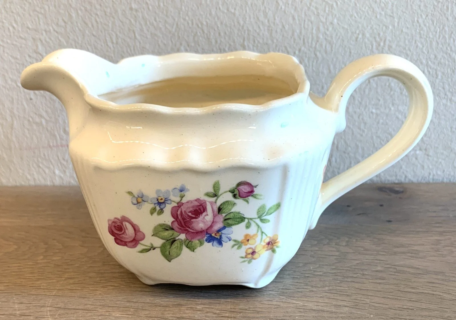 Melkkannetje H(?) Keramik op voetjes – vierkantig model – Made in Germany