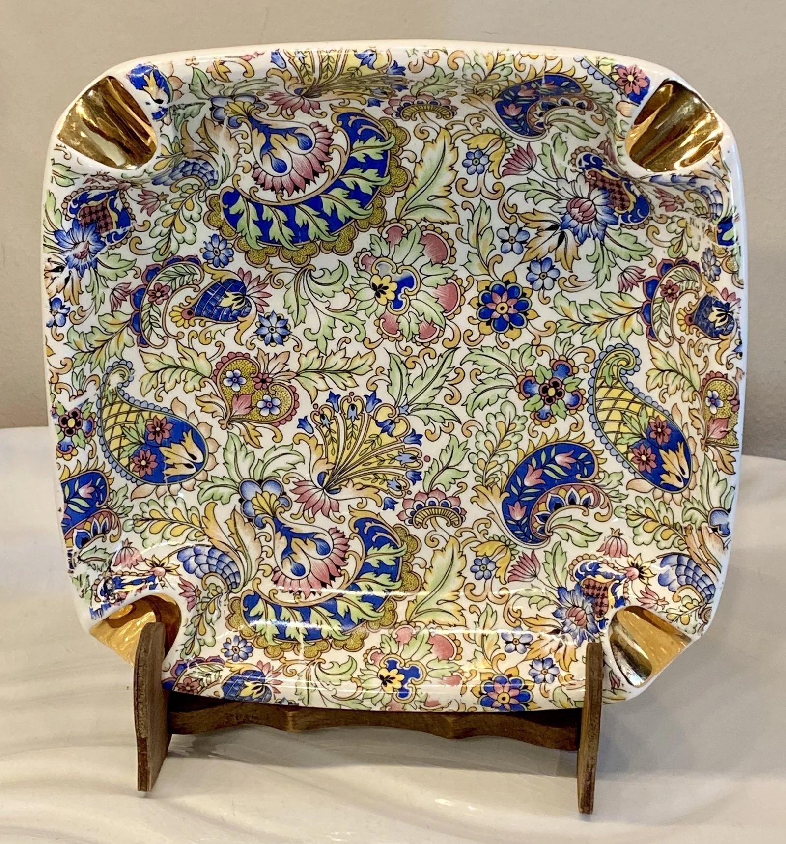Asbak / cendrier – Boch Keralux – decor in chintz van blauw/groen/roze/geel gekleurde bloemen Asbak / cendrier – Boch Keralux – decor in chintz van blauw/groen/roze/geel gekleurde bloemen