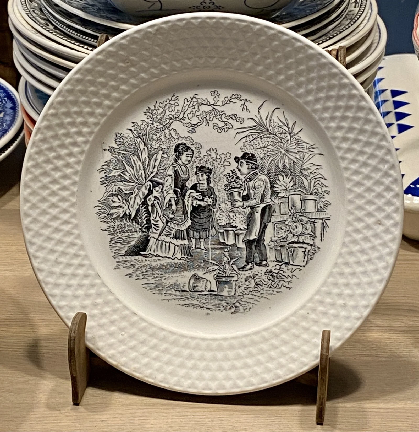 Bordje – Petrus Regout – décor in zwart/wit RUSTIC van een dame met haar chaperonne