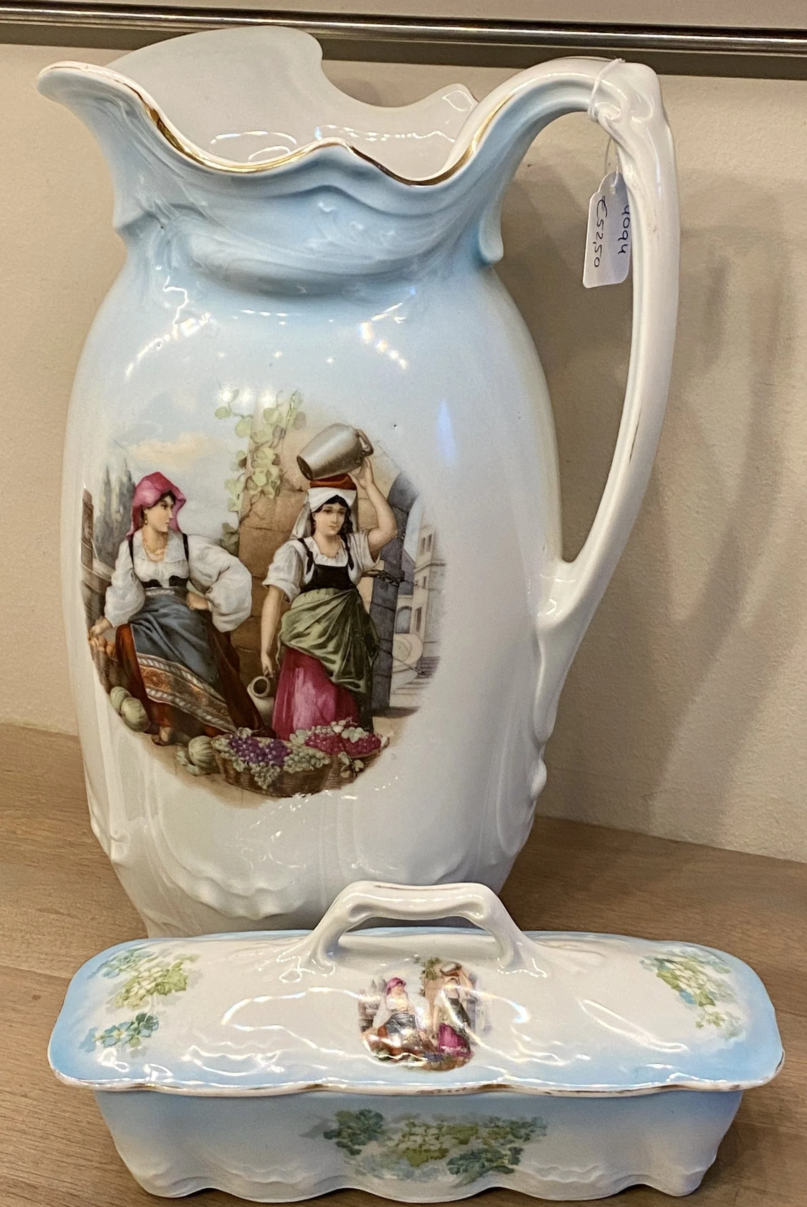 Kammenbak / borstelbak – EPIAG Kerag Karlsbad Czechoslovakia – decor 4737 van twee vrouwen met kruiken en druiven