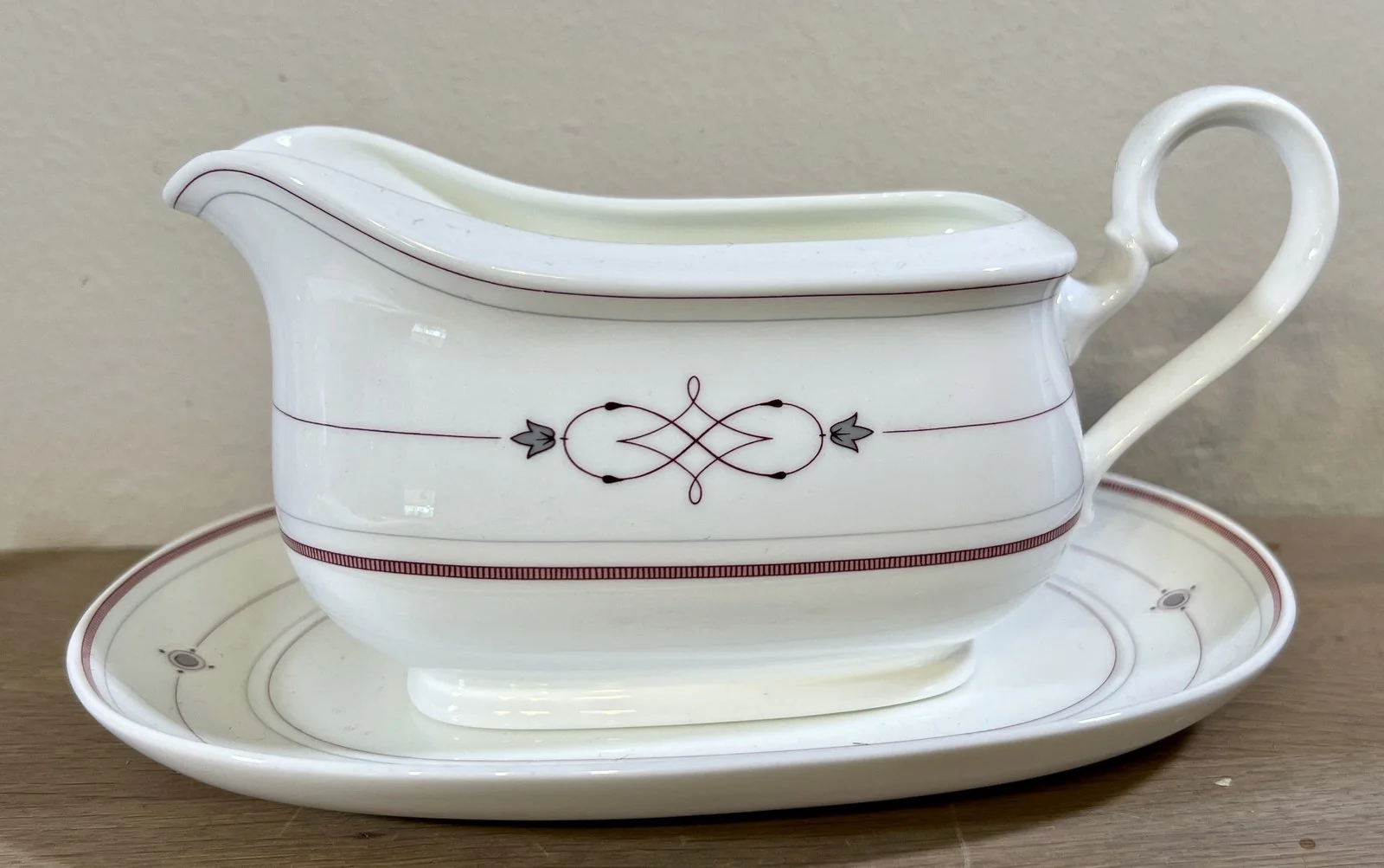 Juskom / Sauskom – met onderschaal – Villeroy & Boch/Heinrich – porselein servies gemaakt tussen 1980 en 2005 – décor ARAGON Juskom / Sauskom – met onderschaal – Villeroy & Boch/Heinrich – porselein servies gemaakt tussen 1980 en 2005 – décor ARAGON