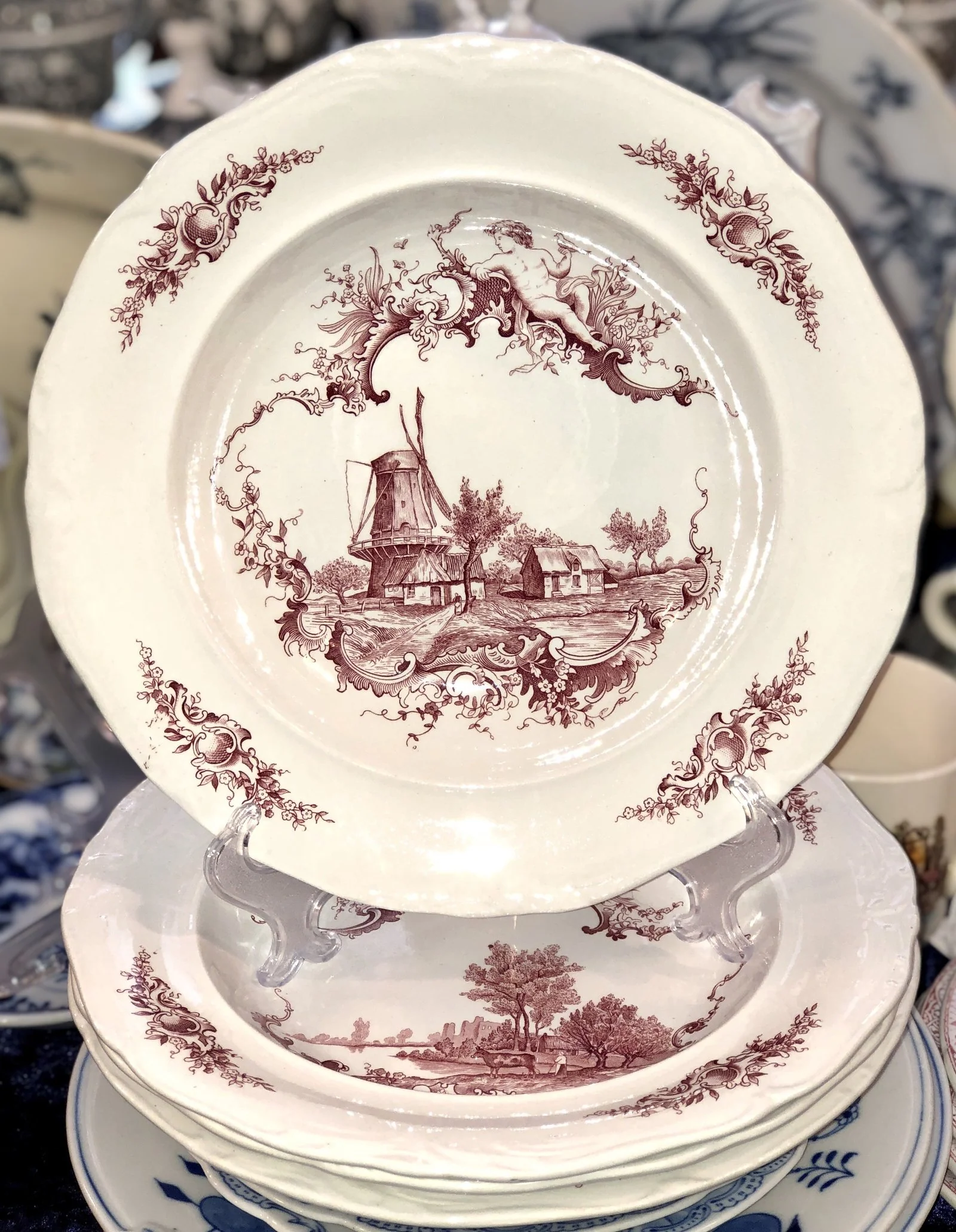 Diep bord – B.F.K. (Boch Frères Kéramis) – décor LECZINSKA rood Diep bord – B.F.K. (Boch Frères Kéramis) – décor LECZINSKA rood