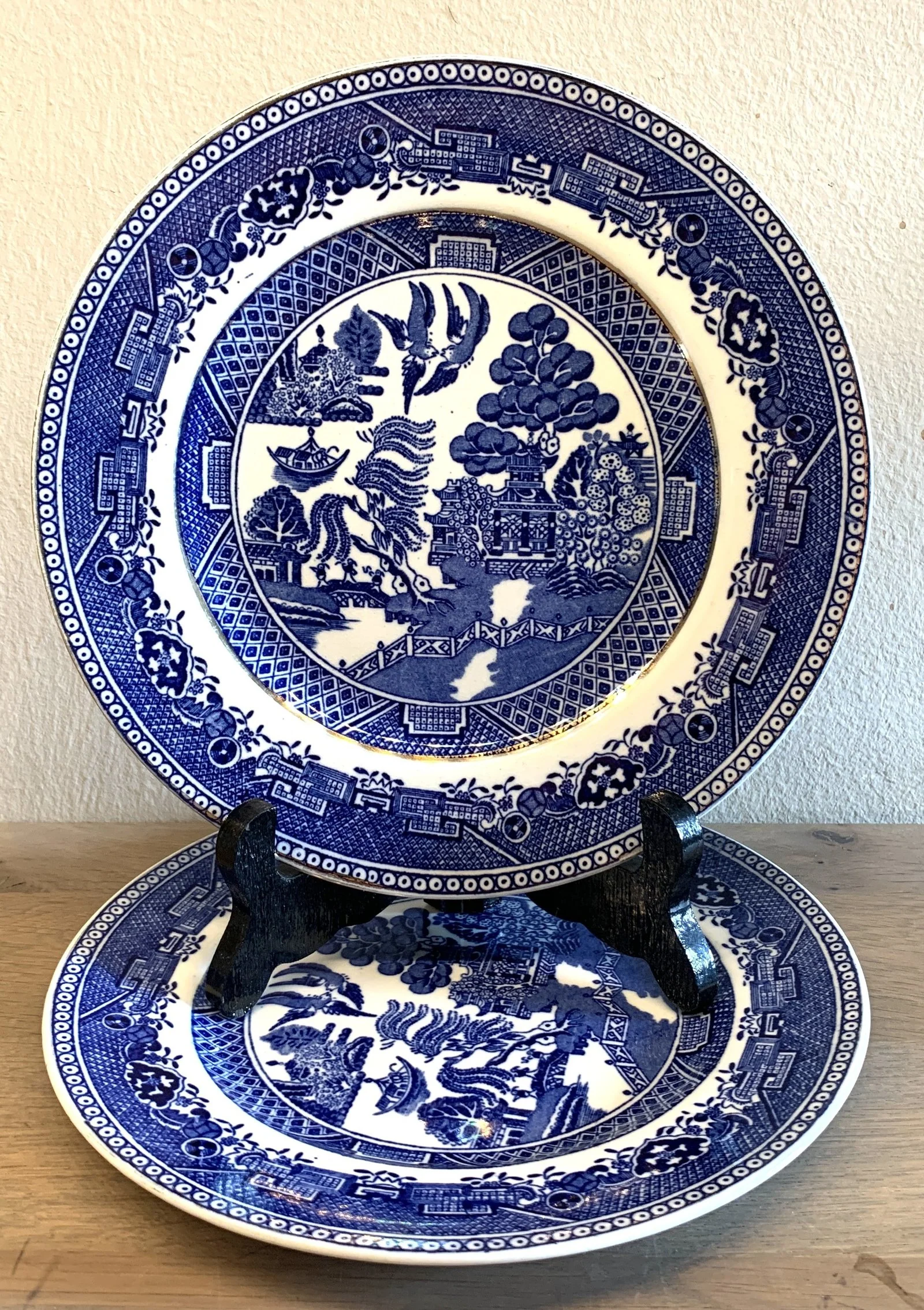 Dinerbord / Dining plate – groot model – Victoria Pottery Fenton – décor WILLOW Dinerbord / Dining plate – groot model – Victoria Pottery Fenton – décor WILLOW